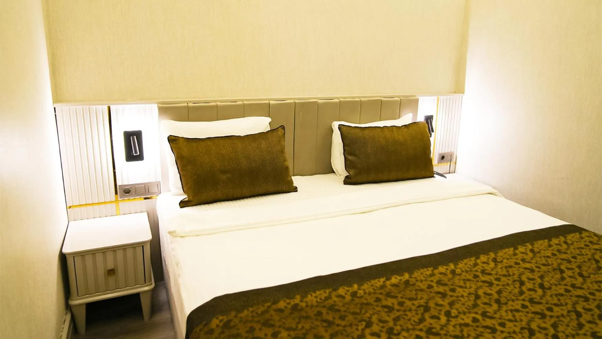 Bed in Sky Hill Hotel