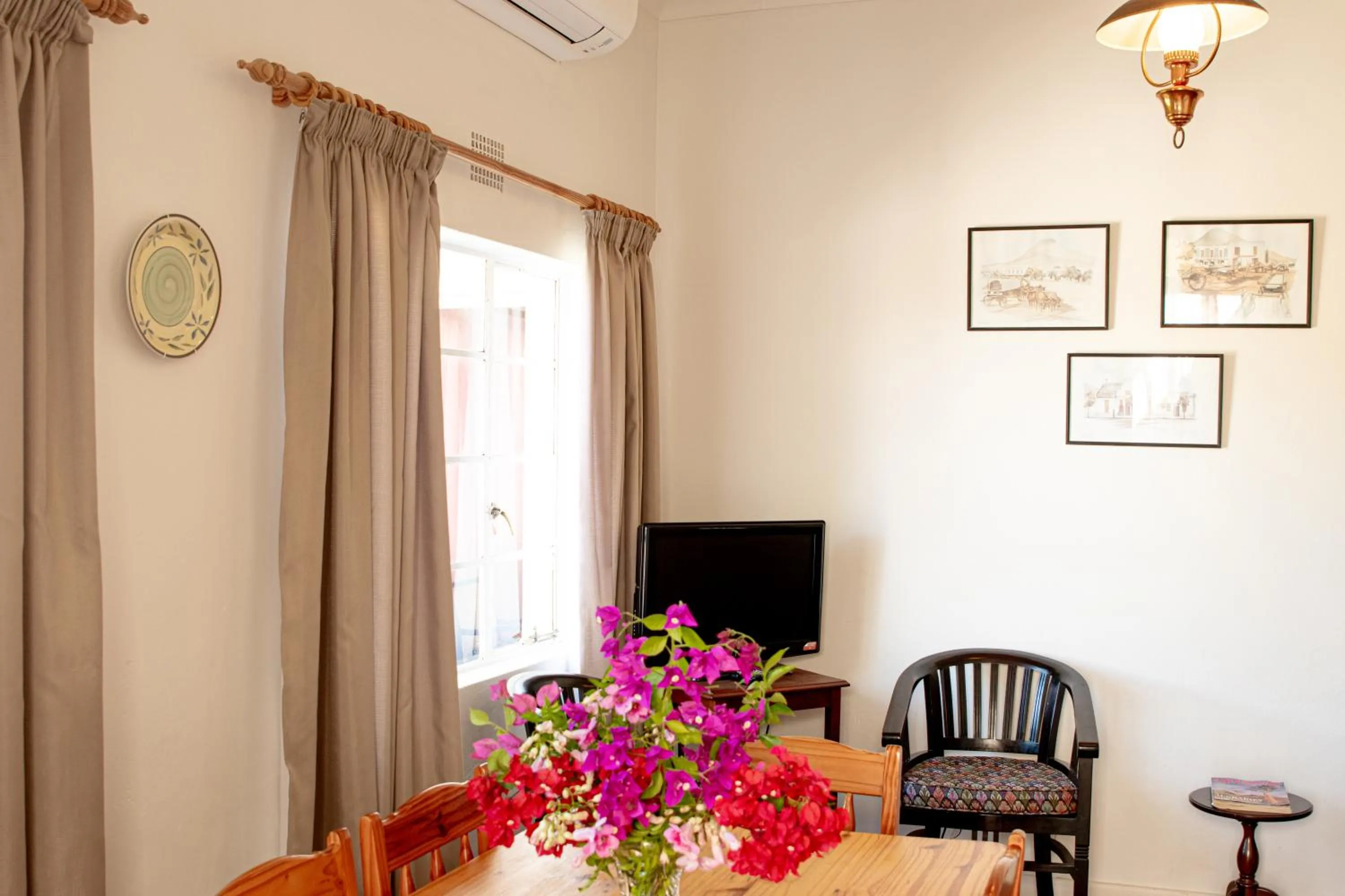 Communal lounge/ TV room in 4 Rothman Street B&B