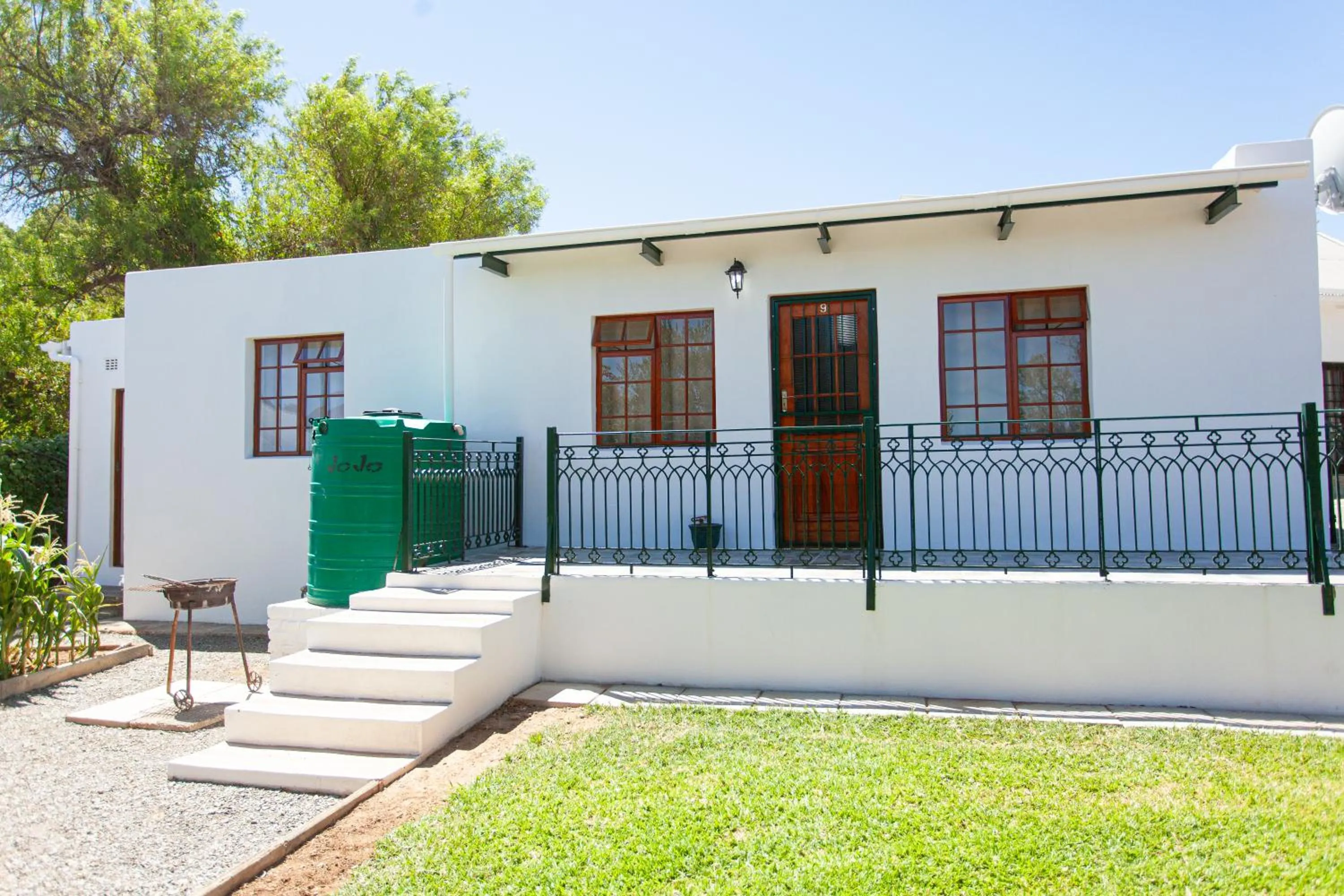 Property building in 4 Rothman Street B&B