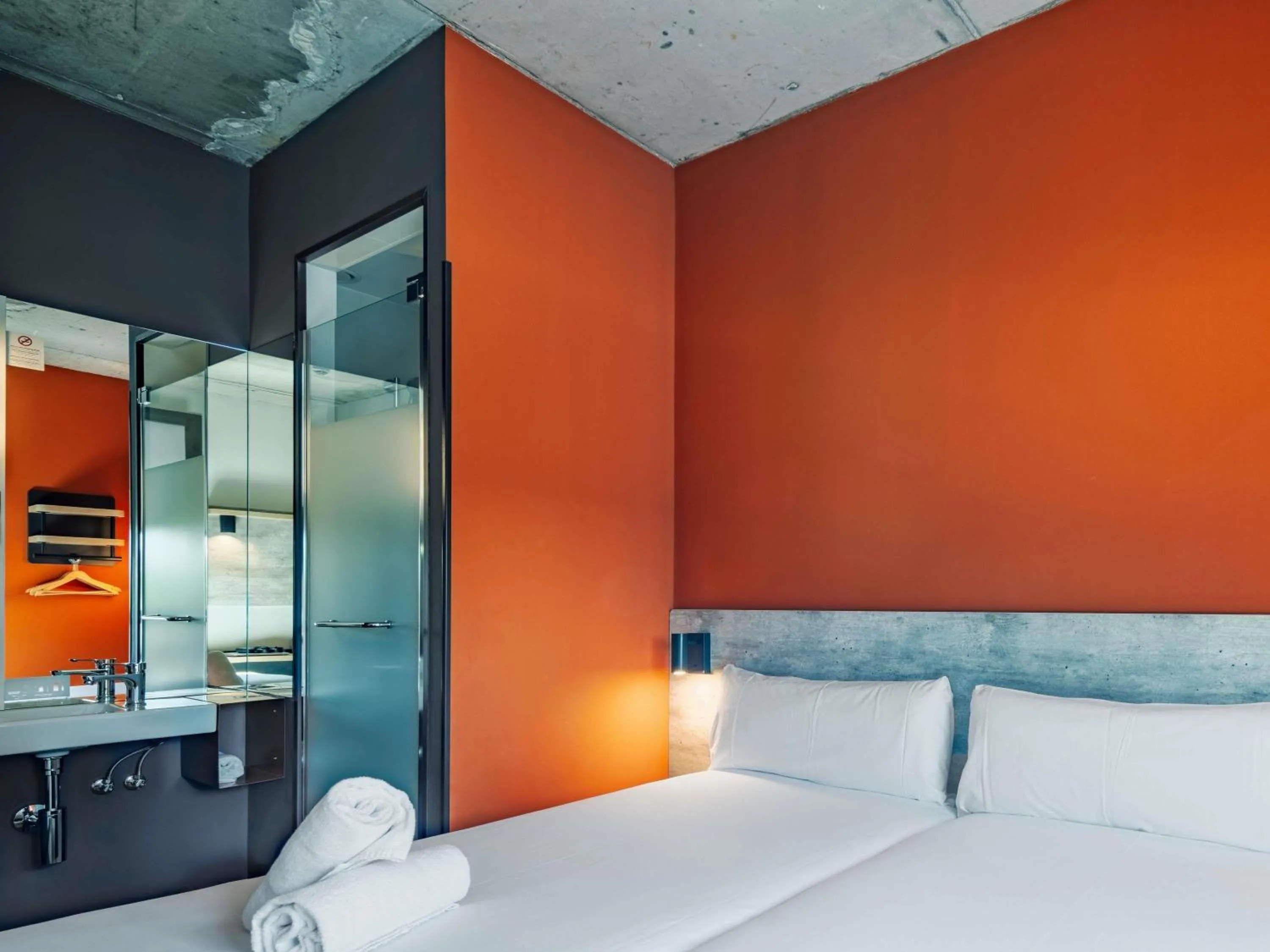 Bedroom, Bed in ibis budget Madrid Aeropuerto