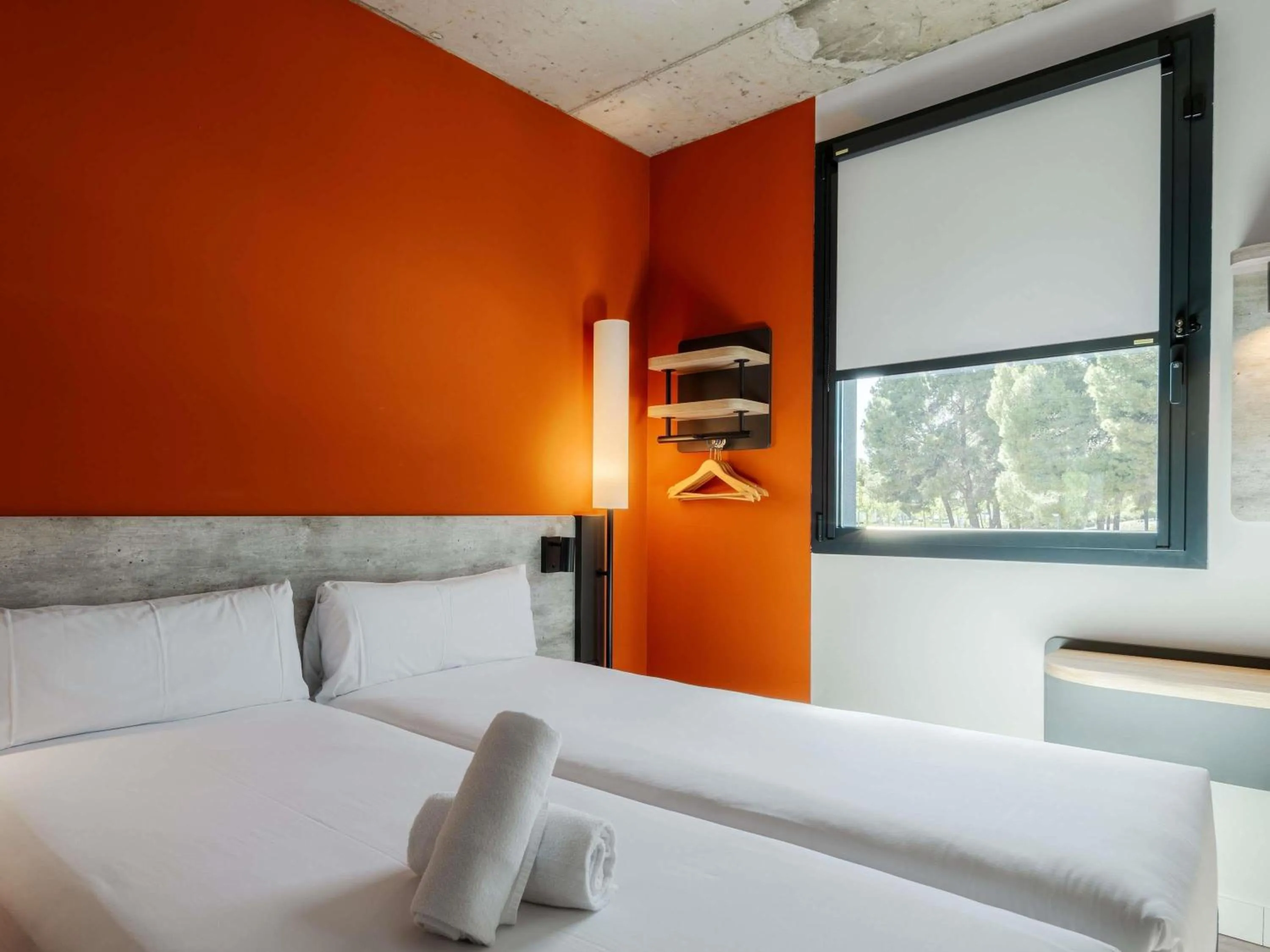 Bedroom, Bed in ibis budget Madrid Aeropuerto