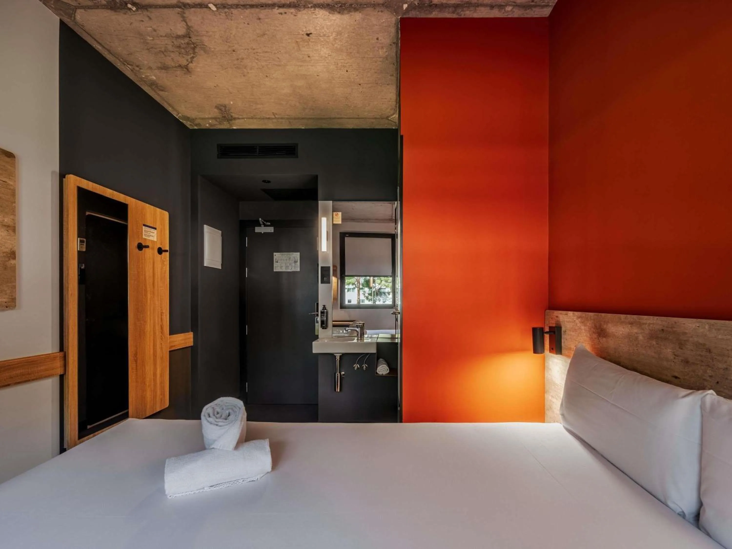 Bedroom, Bed in ibis budget Madrid Aeropuerto