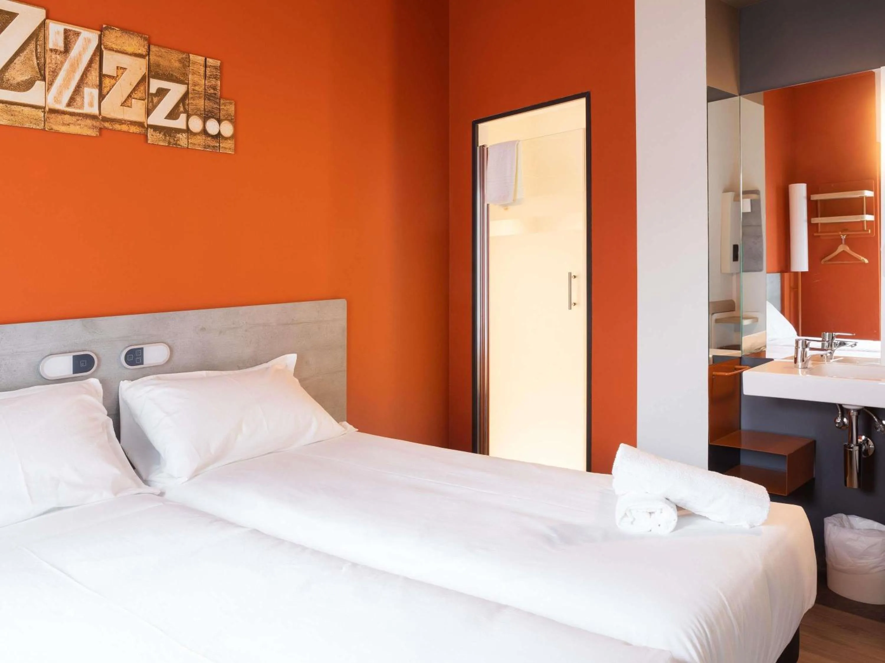 Bedroom, Bed in ibis budget Madrid Aeropuerto