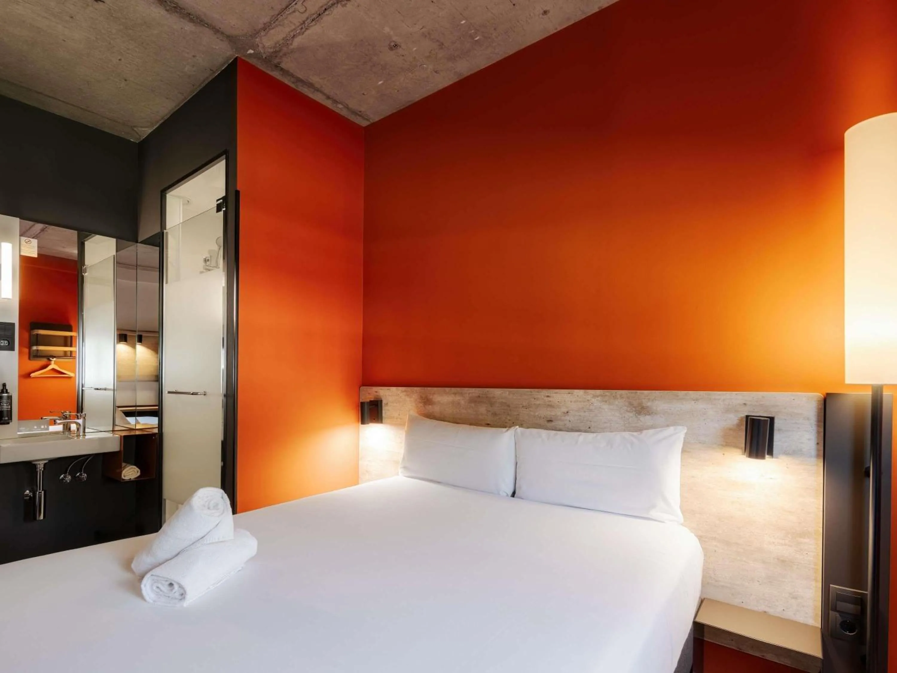 Bedroom, Bed in ibis budget Madrid Aeropuerto