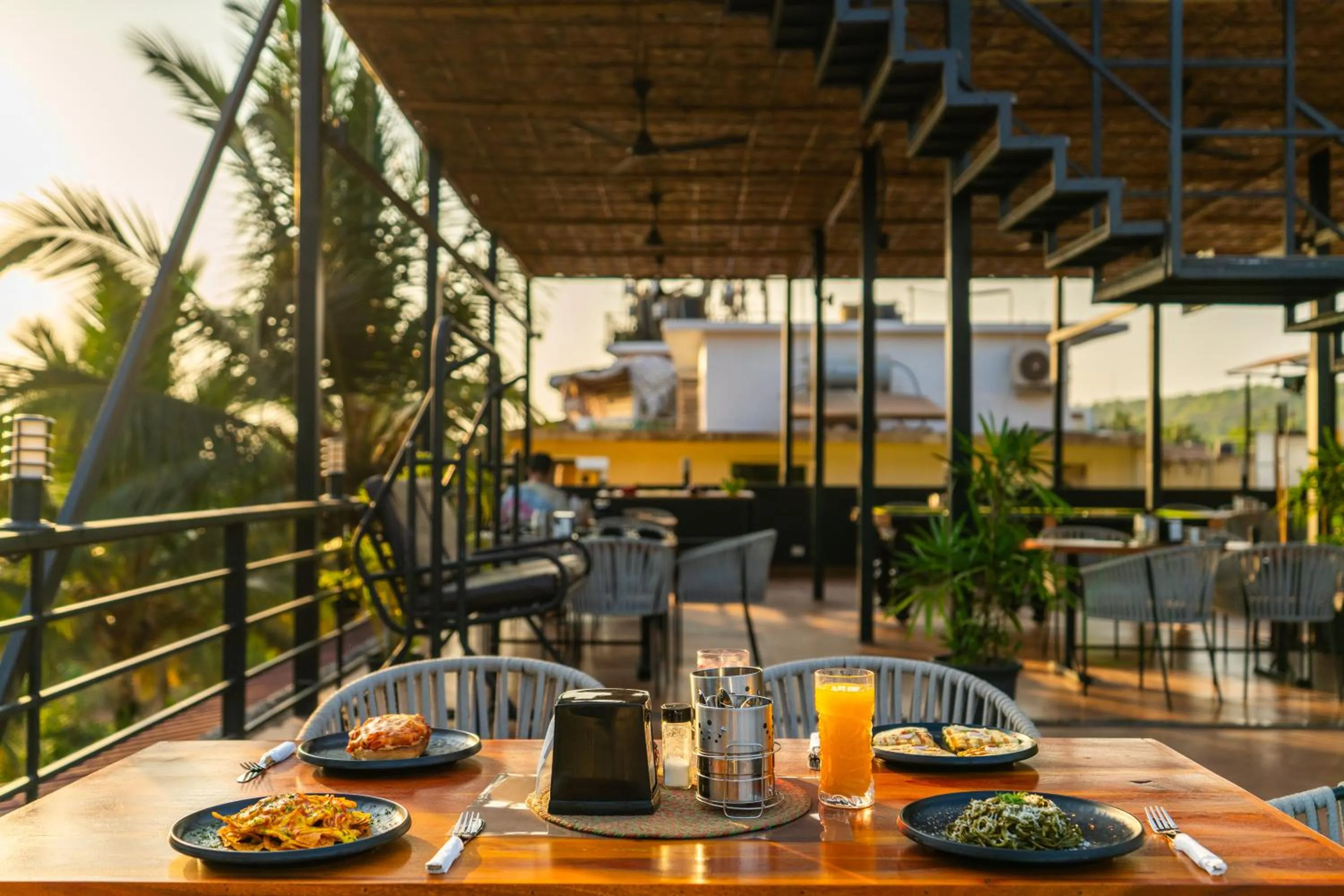 Restaurant/places to eat in Whoopers Boutique Hotel Morjim