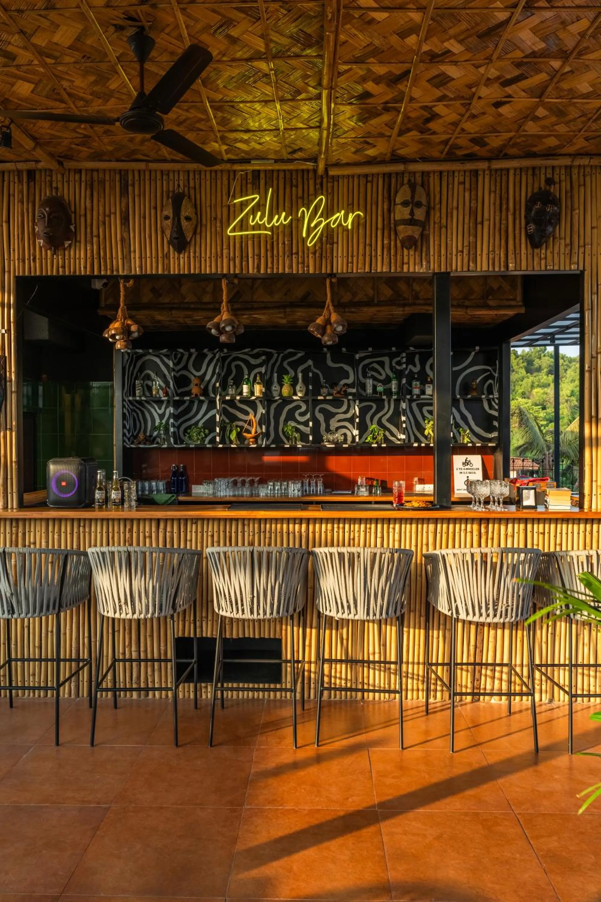 Restaurant/places to eat in Whoopers Boutique Hotel Morjim