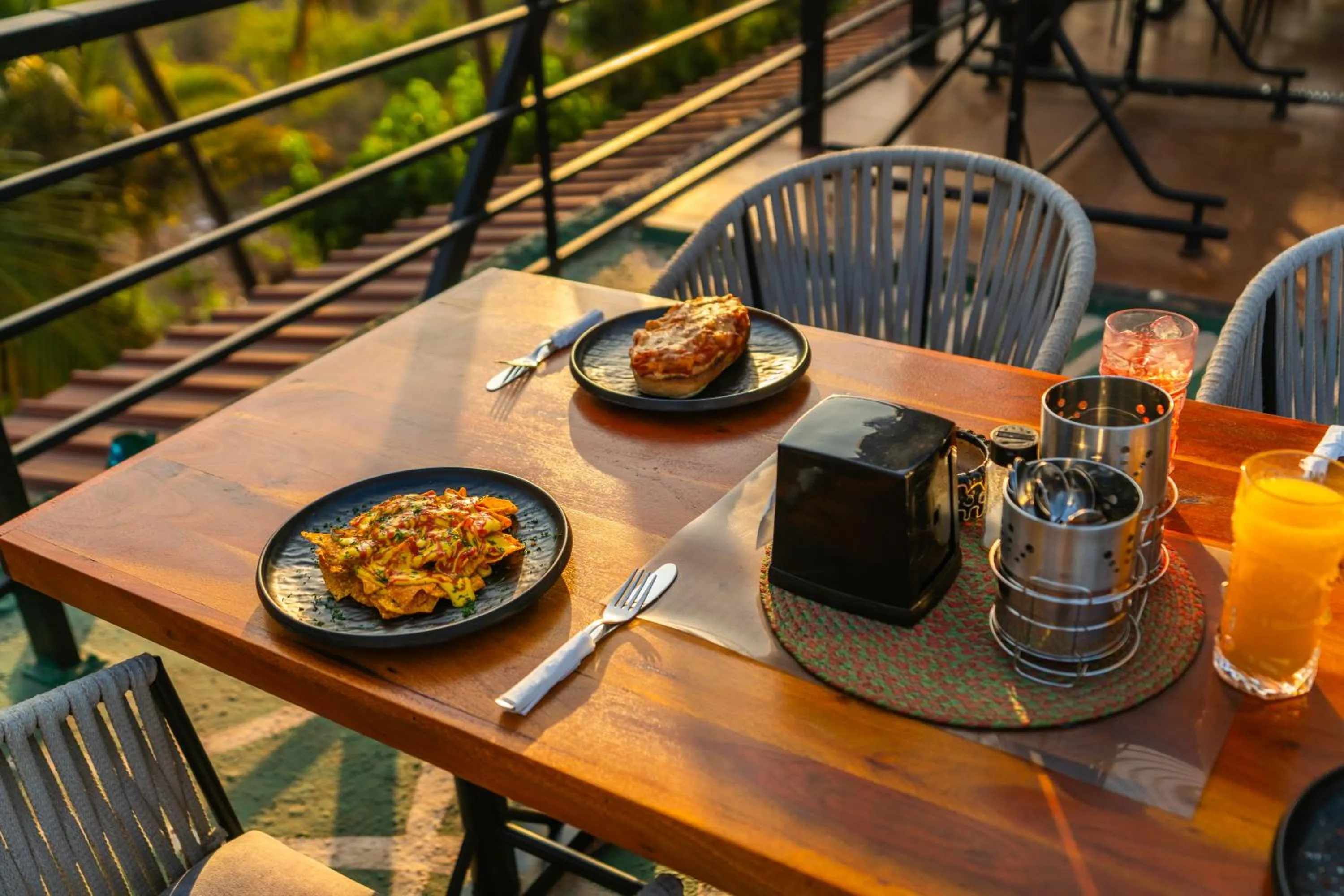 Food and drinks in Whoopers Boutique Hotel Morjim