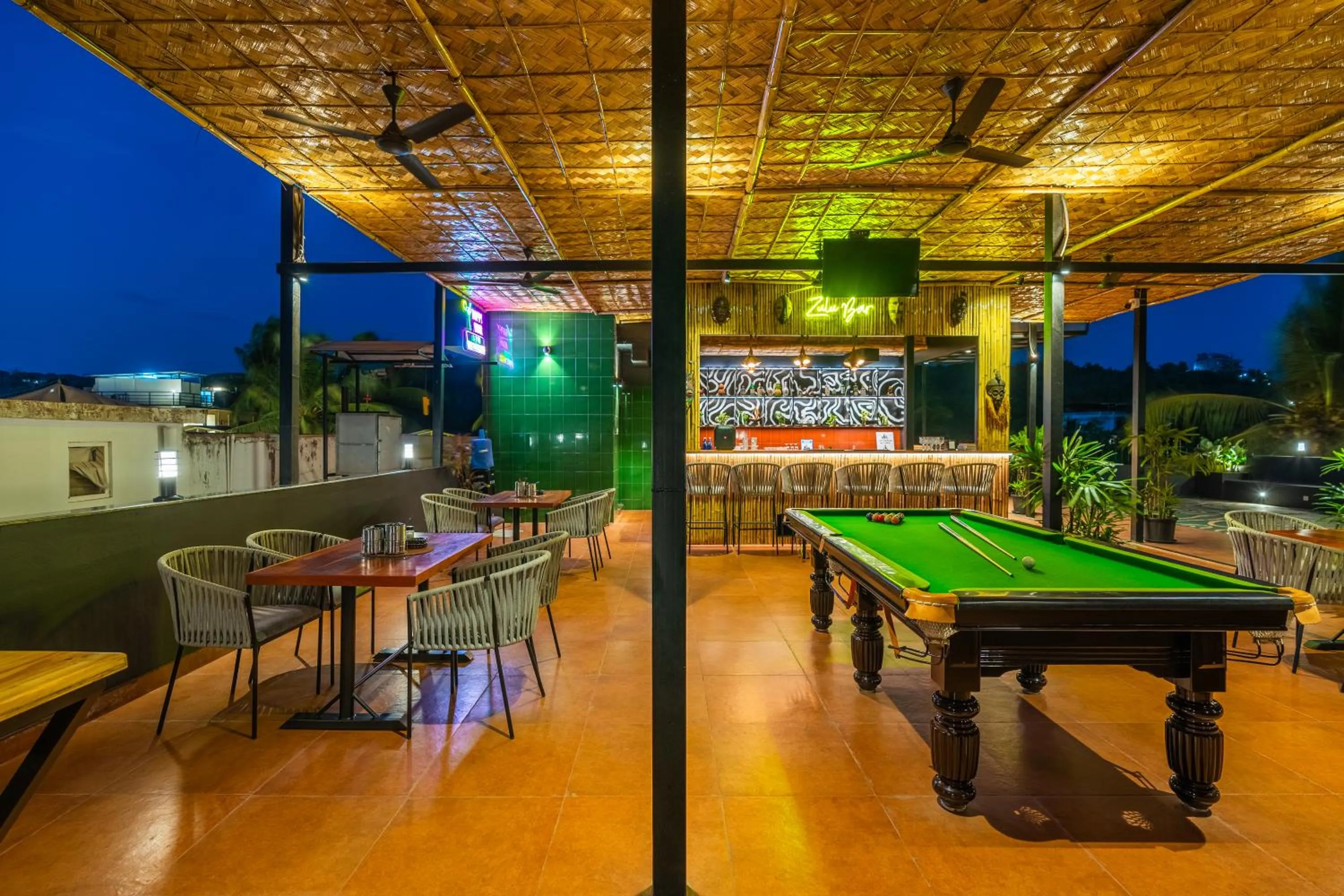 Billiard in Whoopers Boutique Hotel Morjim