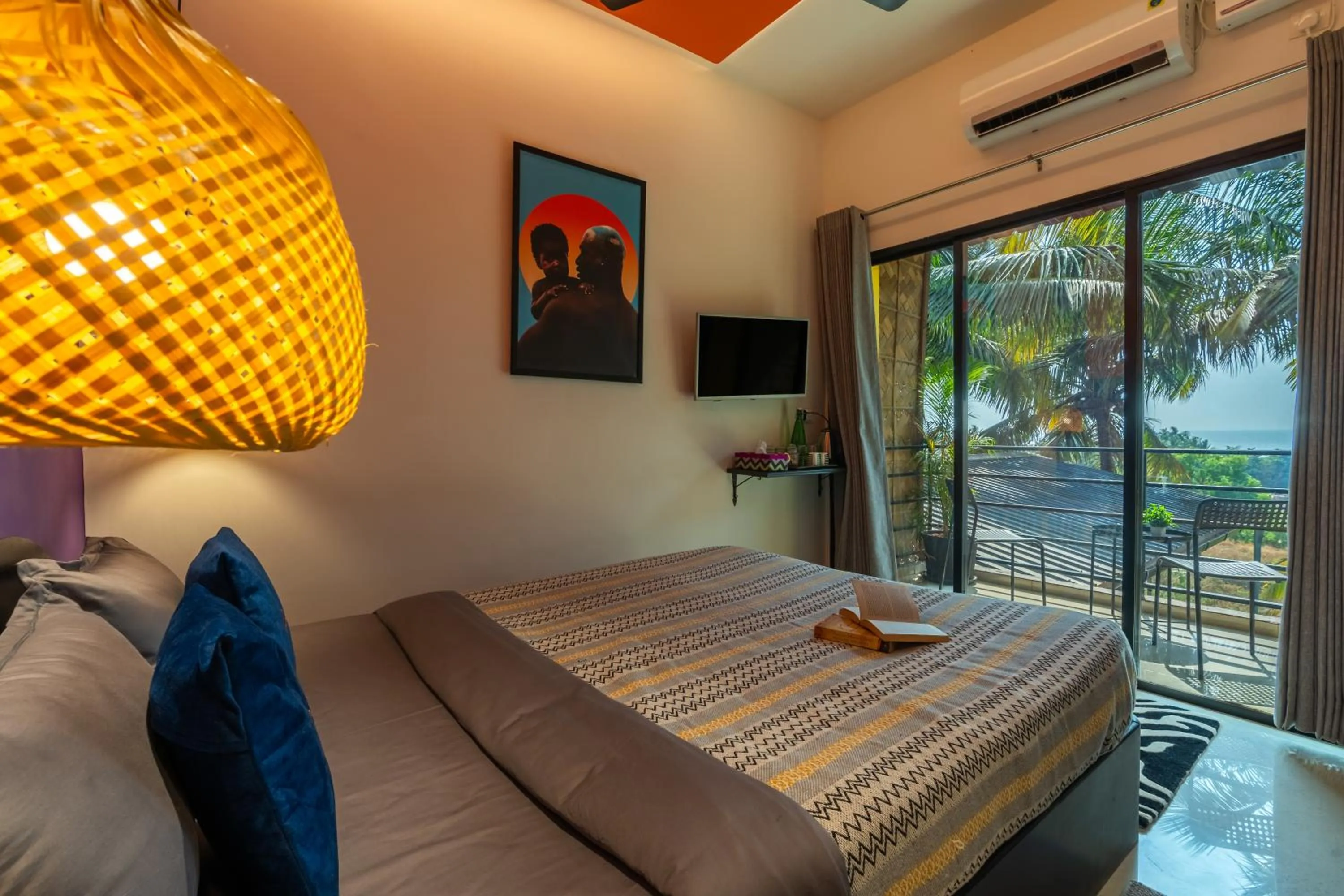 Balcony/Terrace, Bed in Whoopers Boutique Hotel Morjim