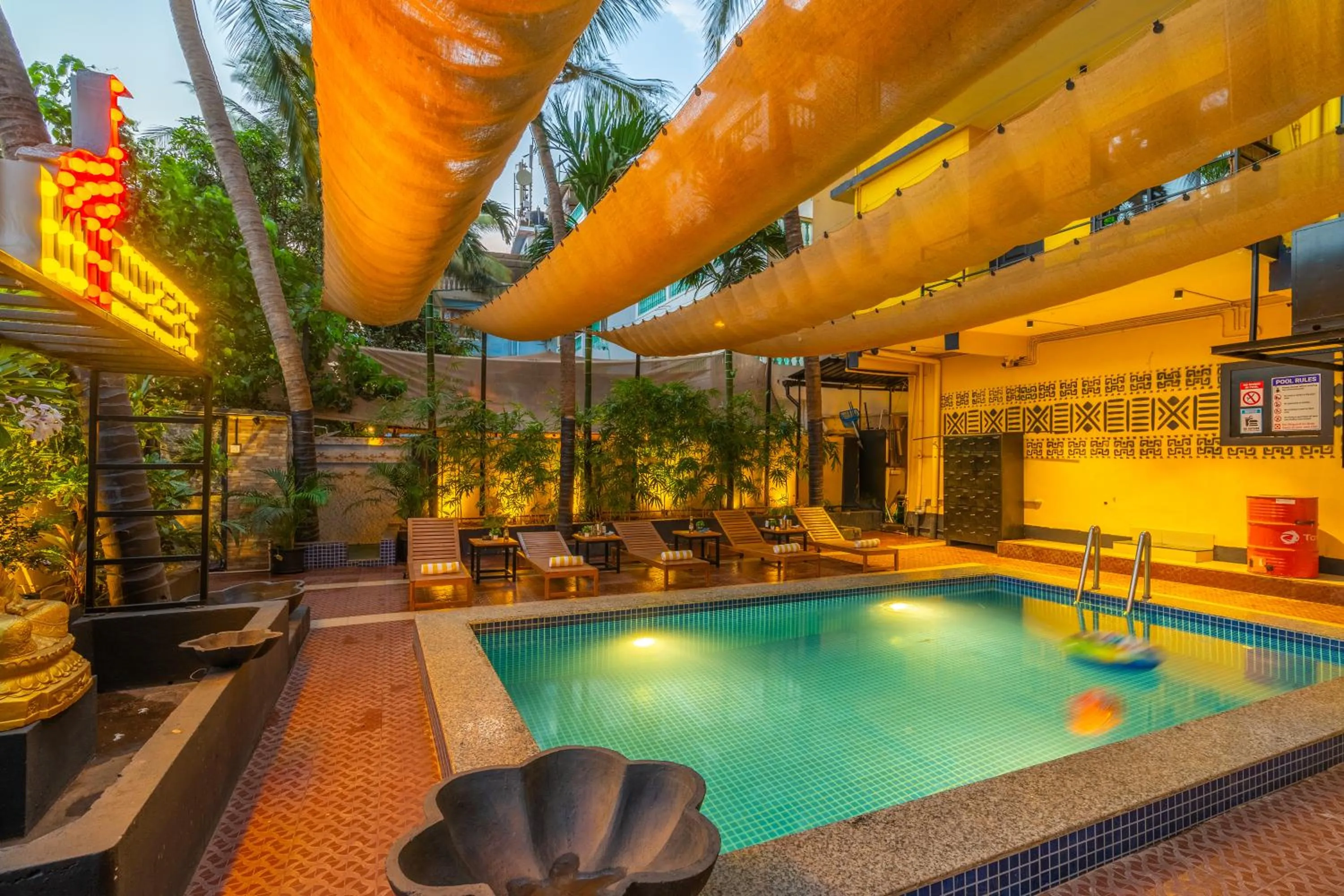 Swimming pool in Whoopers Boutique Hotel Morjim