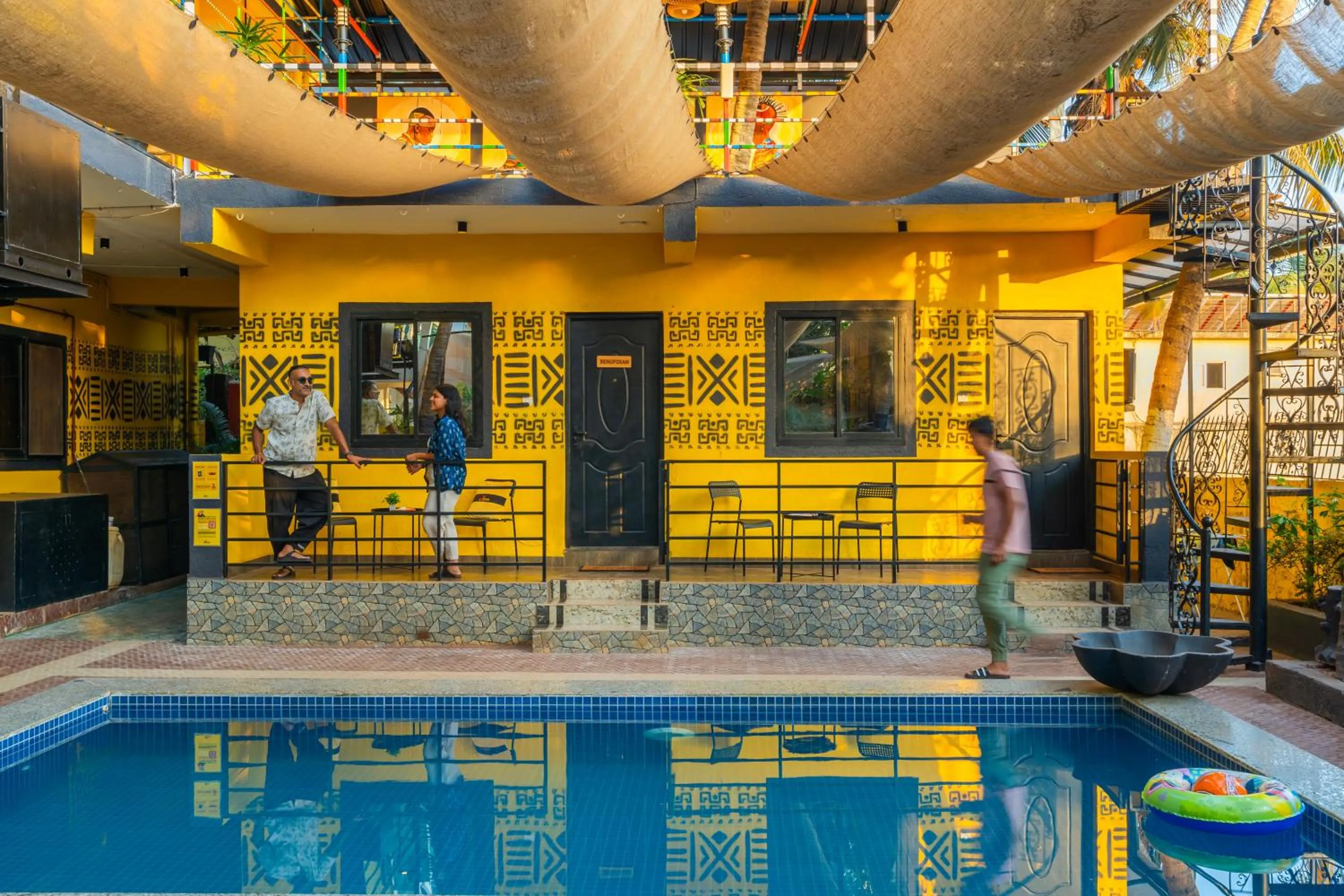 People in Whoopers Boutique Hotel Morjim