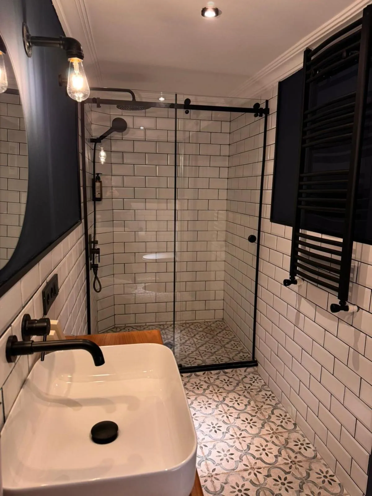 Shower in Zorba&Bond Boutique Hotel