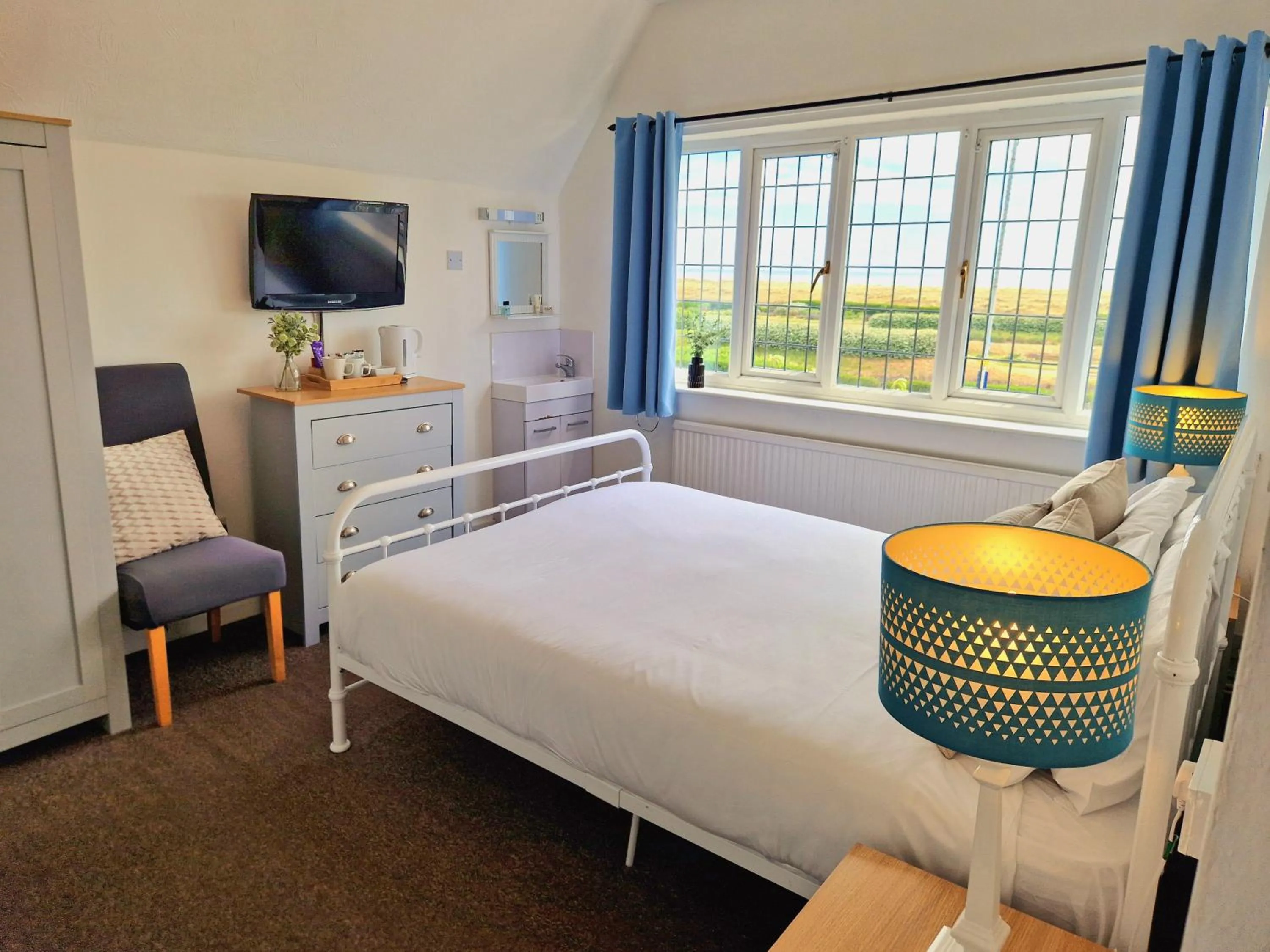 Photo of the whole room, Bed in The Kensington