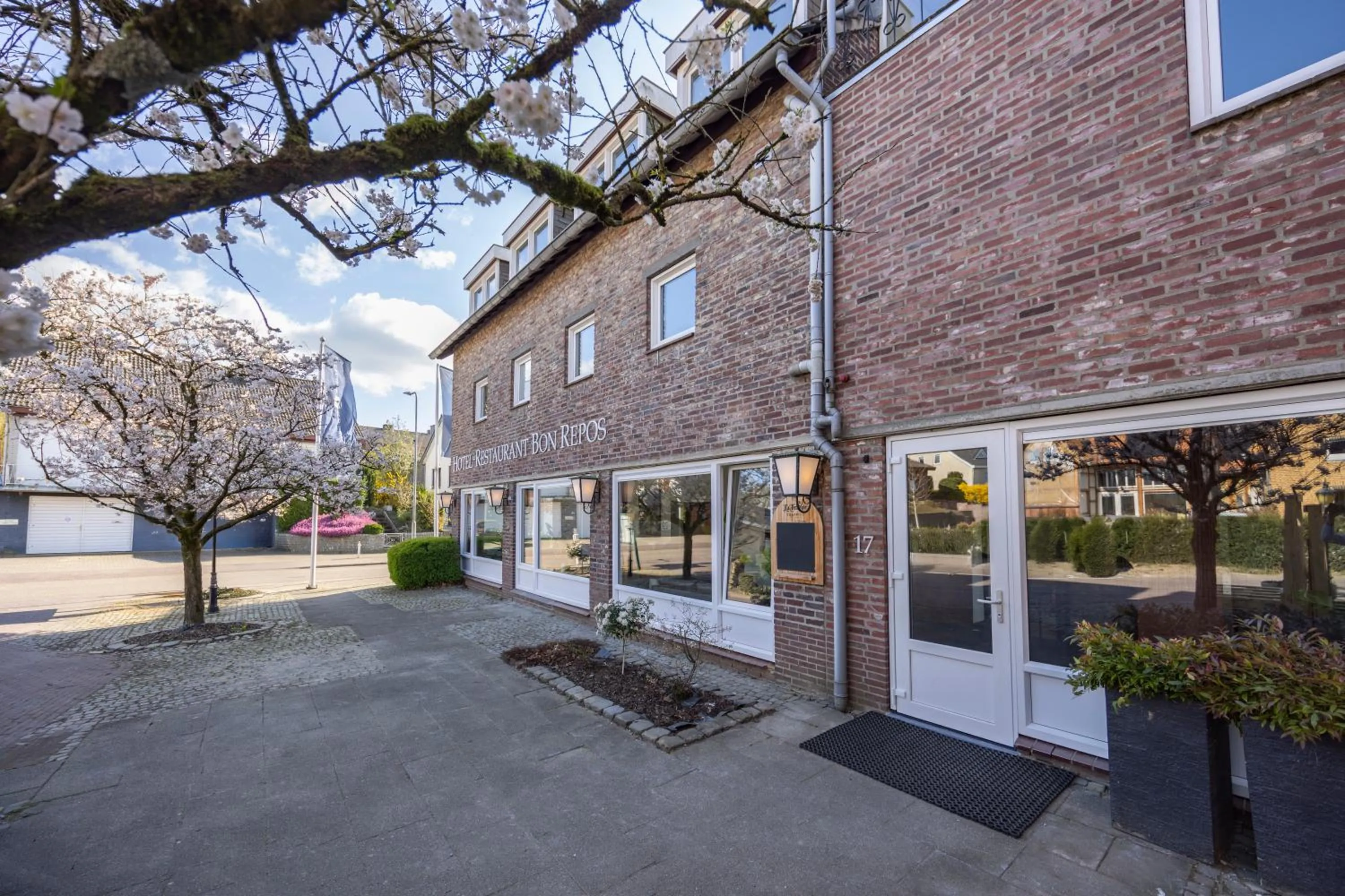 Property building in Fletcher Hotel Restaurant Bon Repos