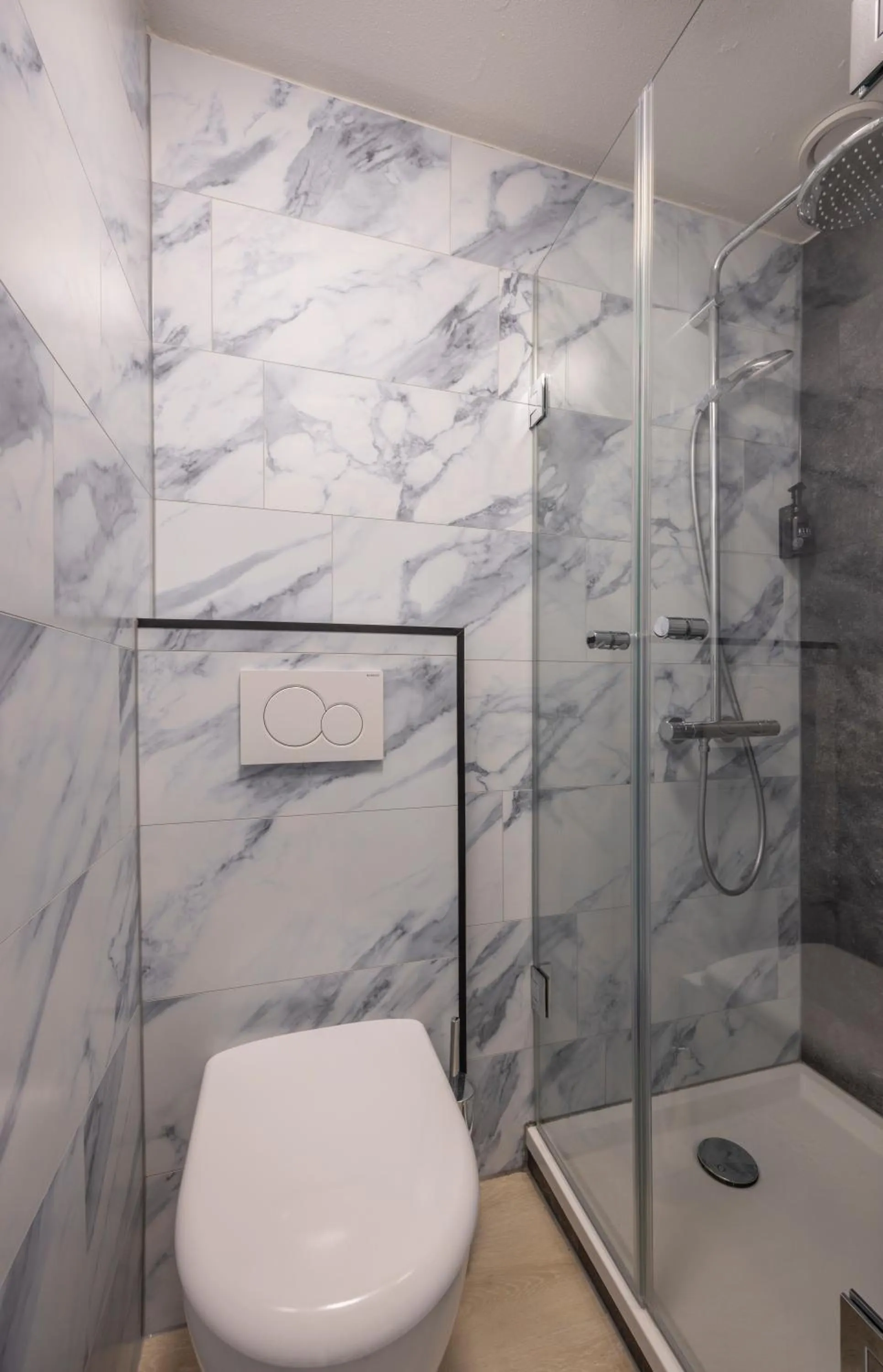 Shower in Fletcher Hotel Restaurant Bon Repos