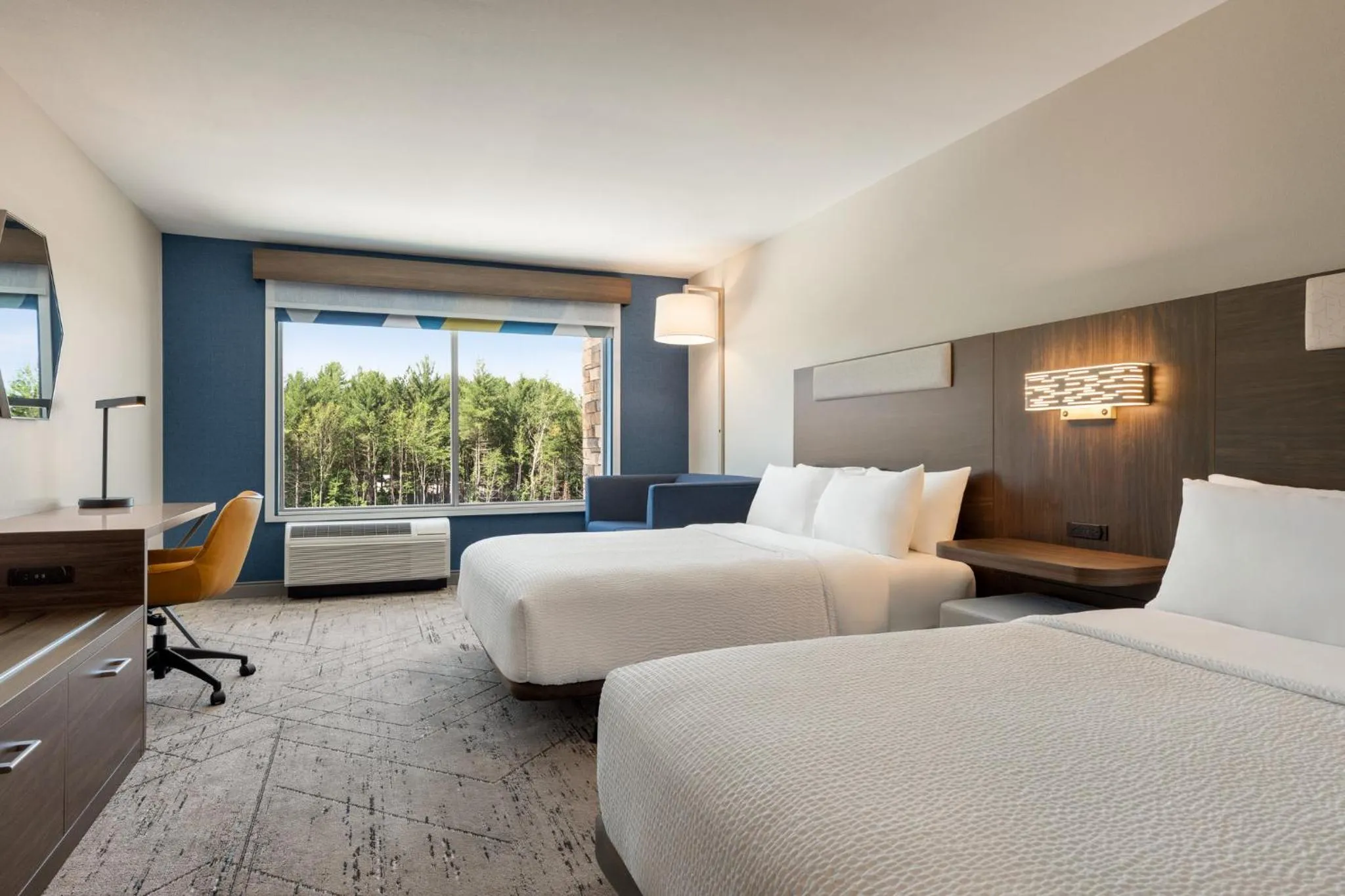 Photo of the whole room, Bed in Holiday Inn Express & Suites Rhinelander by IHG