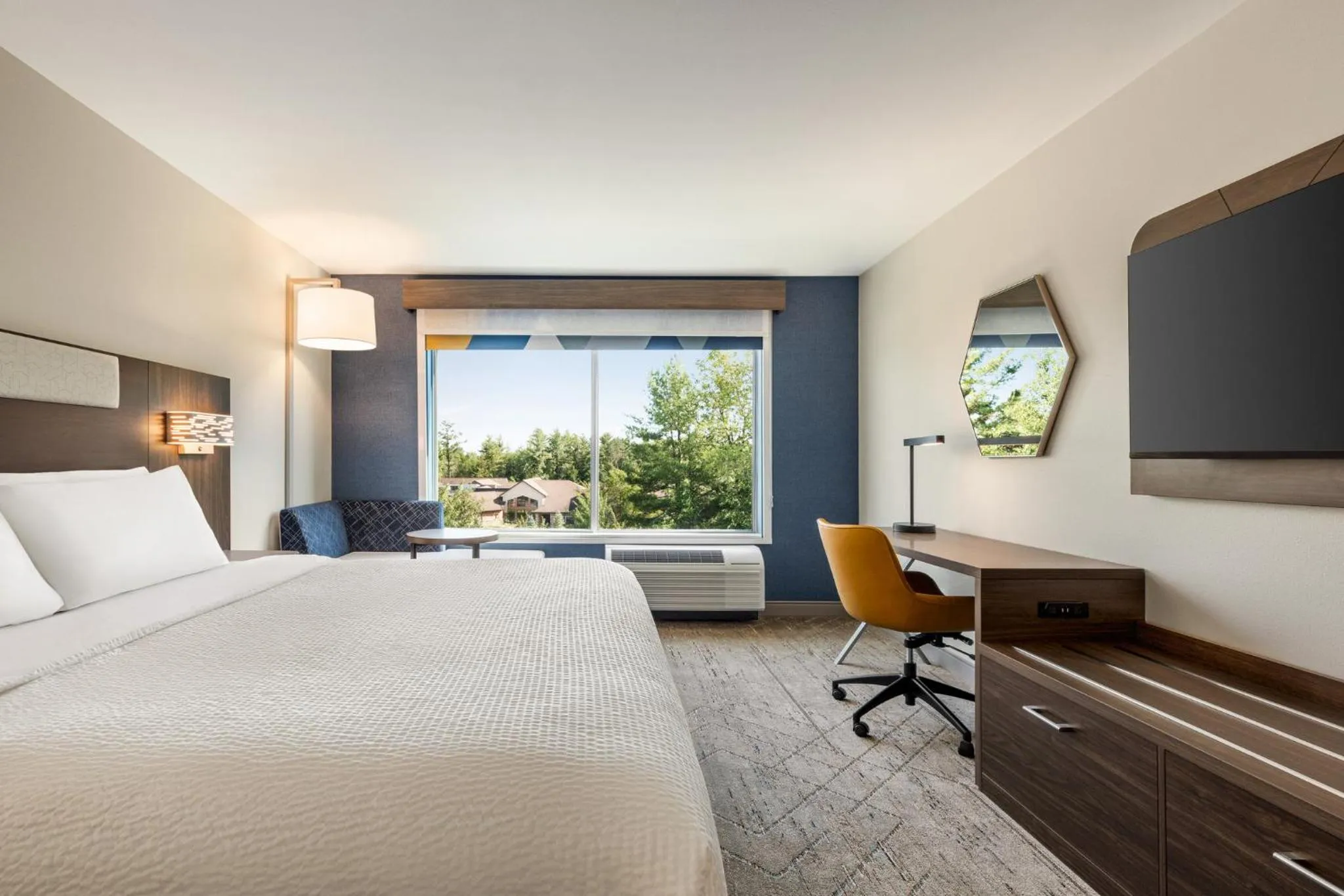 Photo of the whole room, Bed in Holiday Inn Express & Suites Rhinelander by IHG