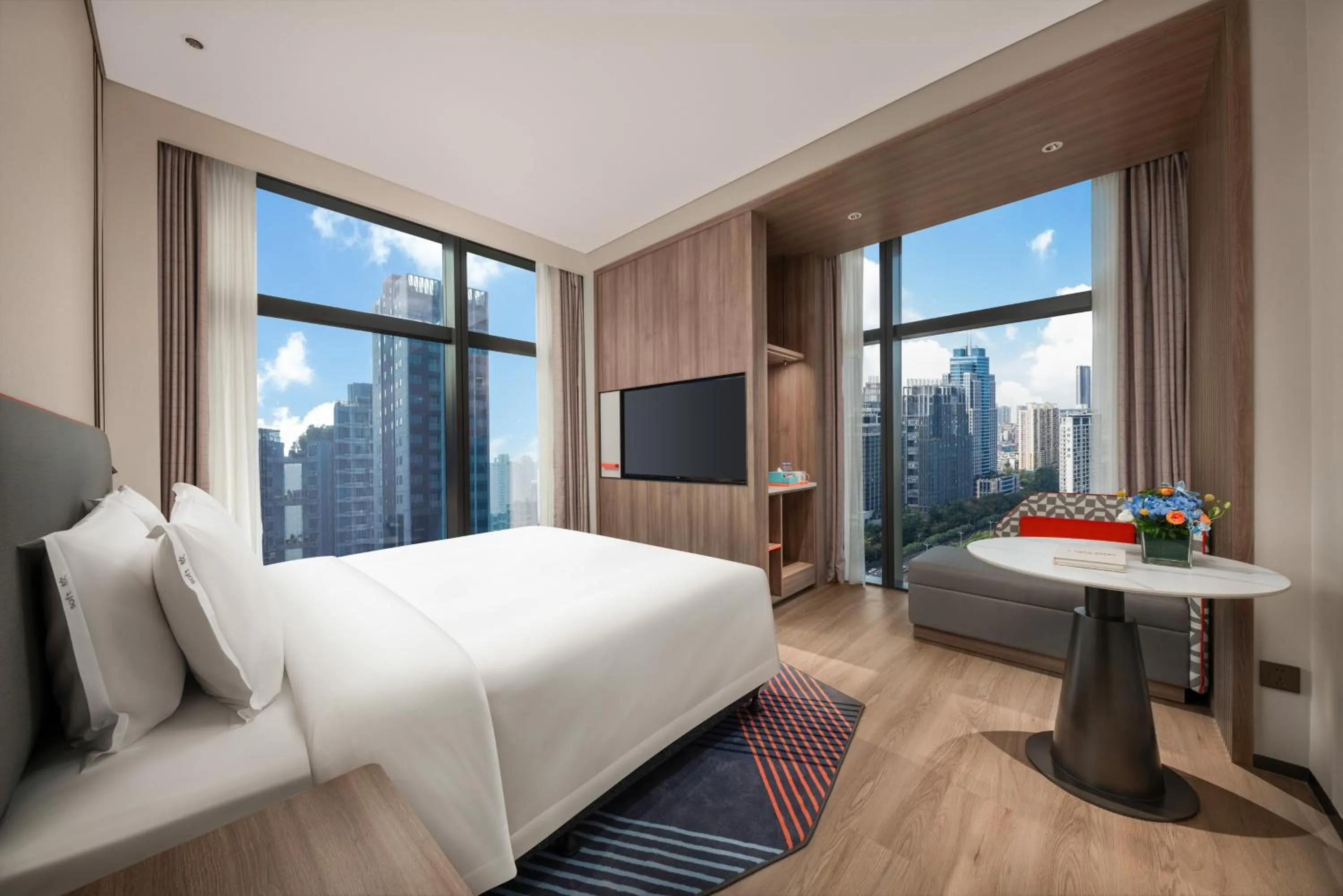 Photo of the whole room, Bed in Holiday Inn Express Shenzhen Futian Center by IHG