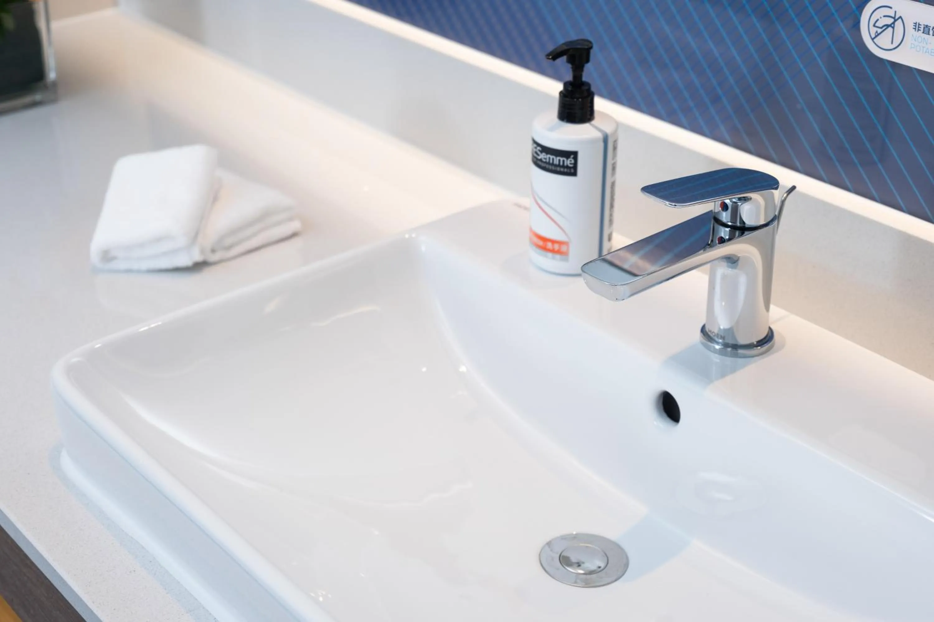 Toilet in Holiday Inn Express Shenzhen Futian Center by IHG