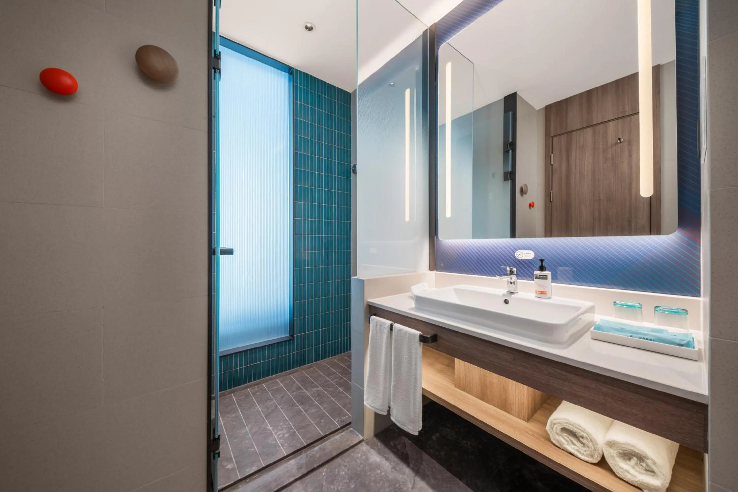 Toilet in Holiday Inn Express Shenzhen Futian Center by IHG