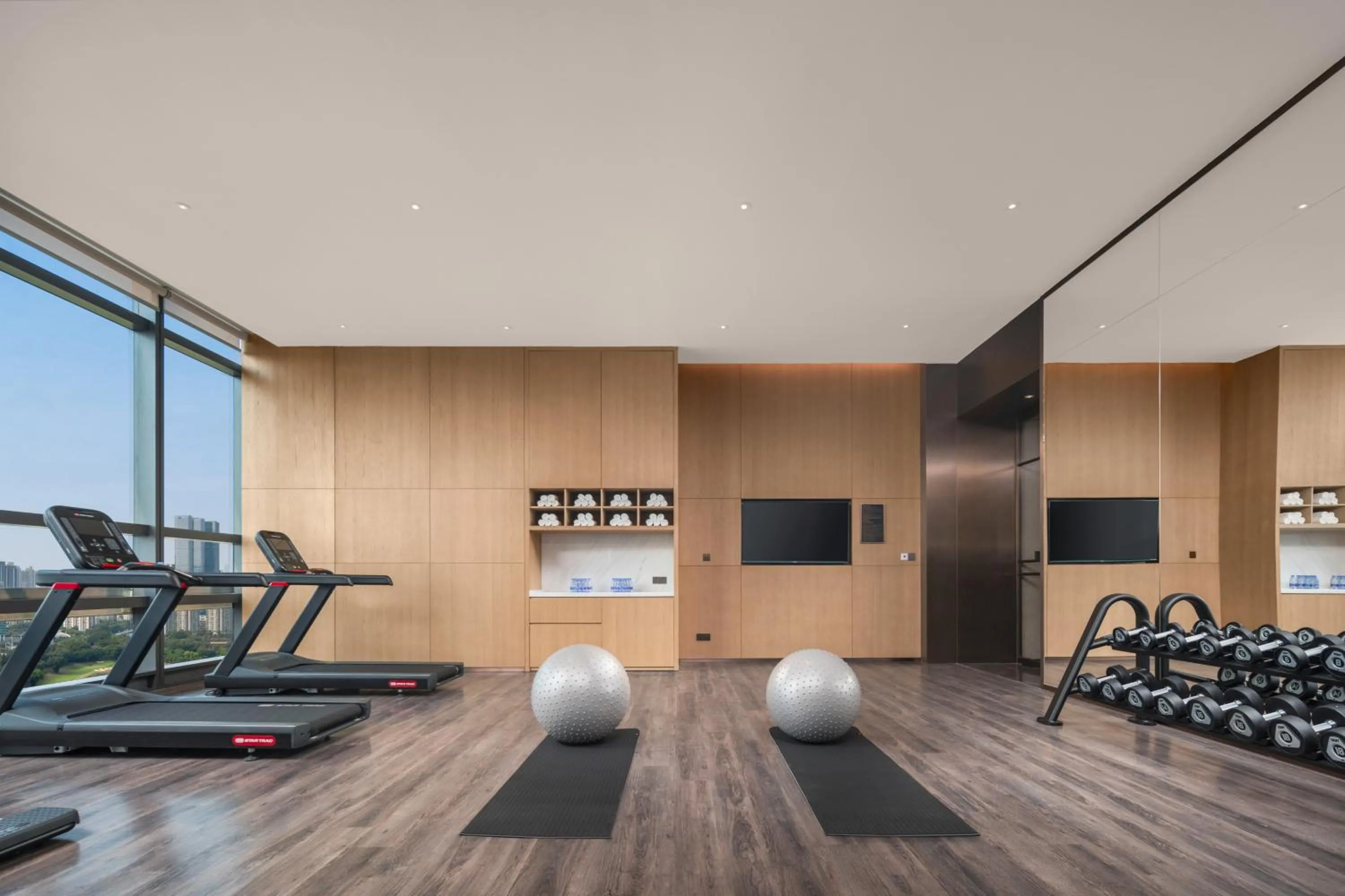 Fitness centre/facilities in Holiday Inn Express Shenzhen Futian Center by IHG