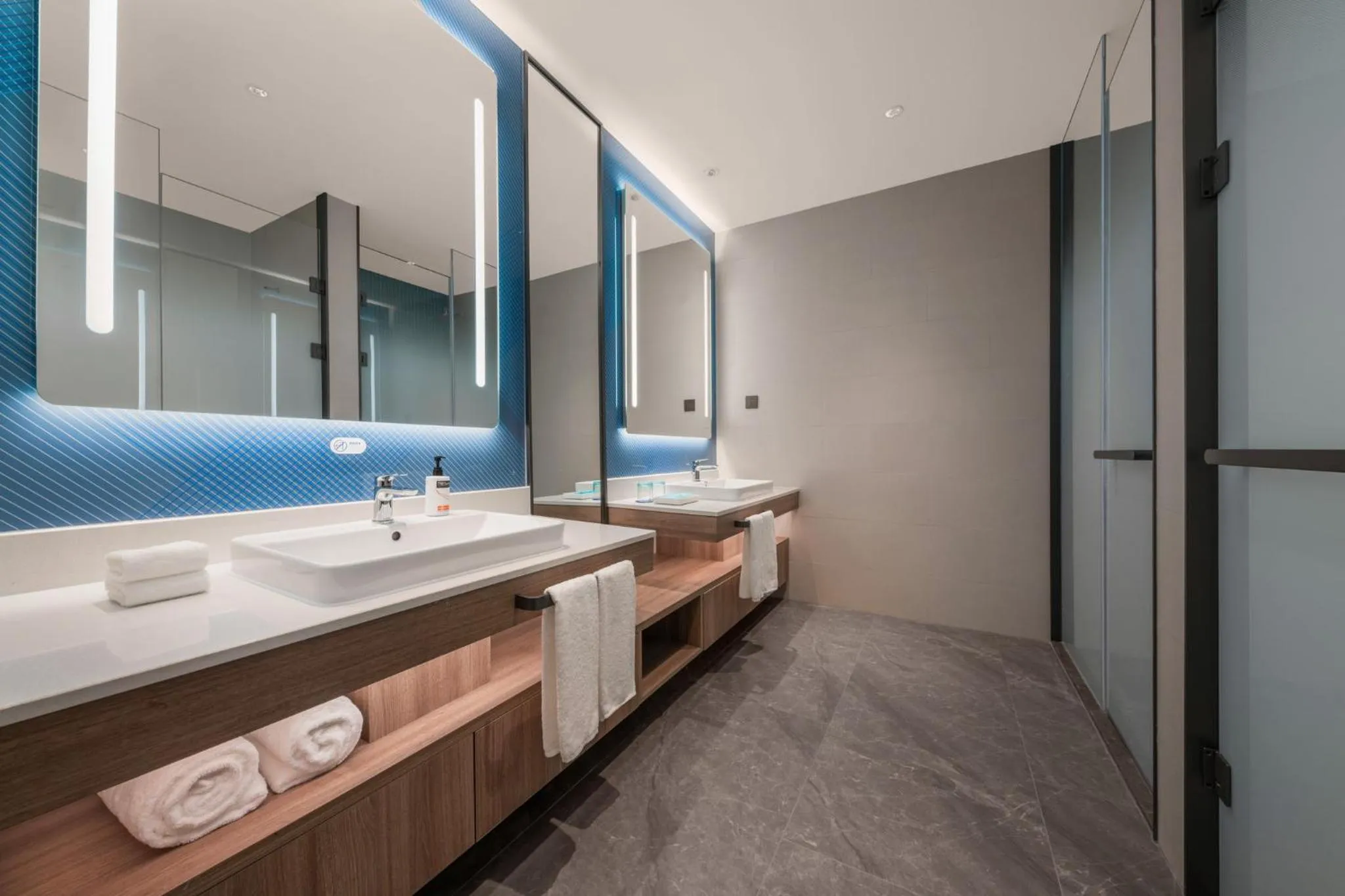 Photo of the whole room in Holiday Inn Express Shenzhen Futian Center by IHG