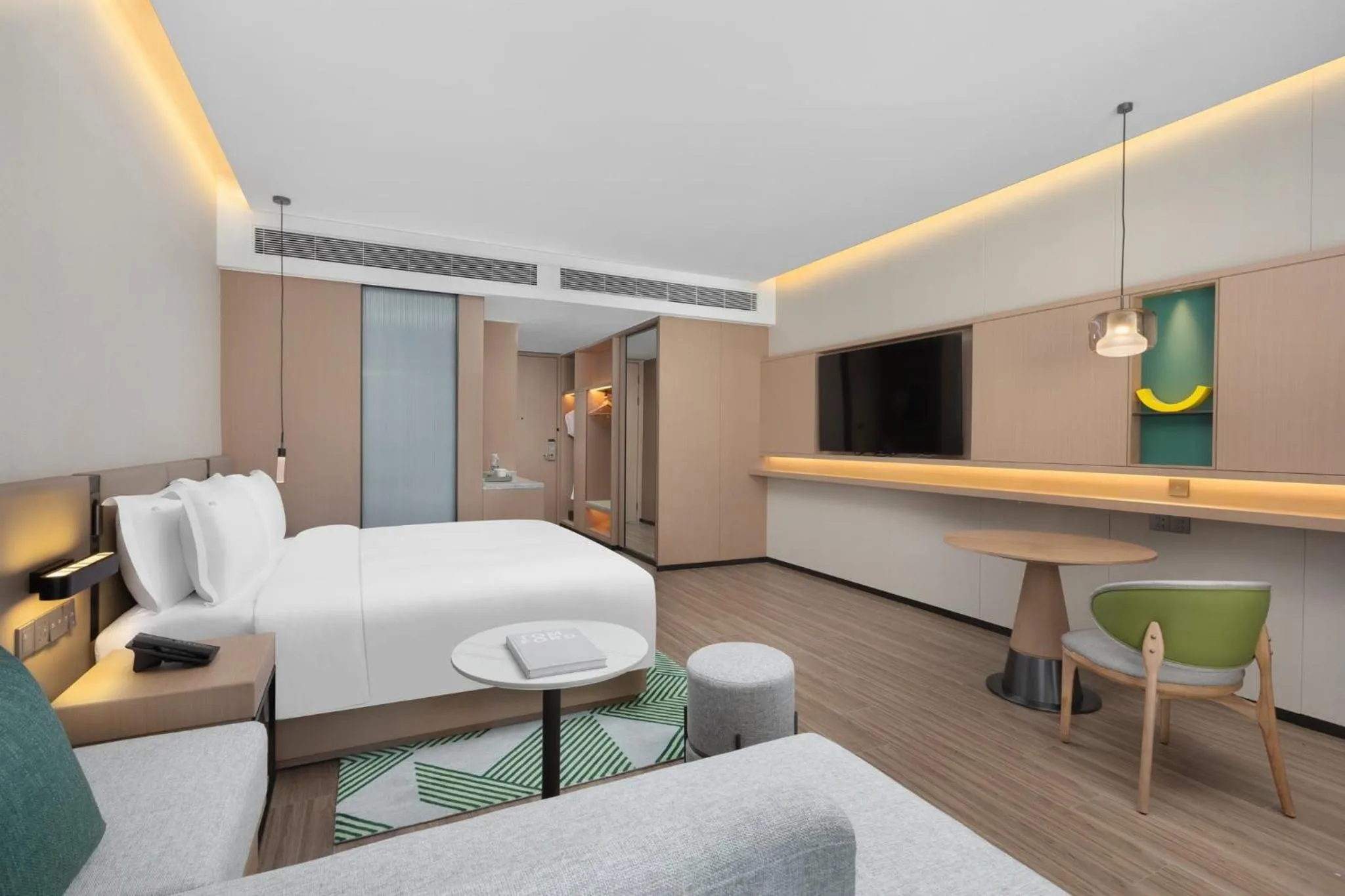 Photo of the whole room, Bed in Holiday Inn Quanzhou Donghai by IHG