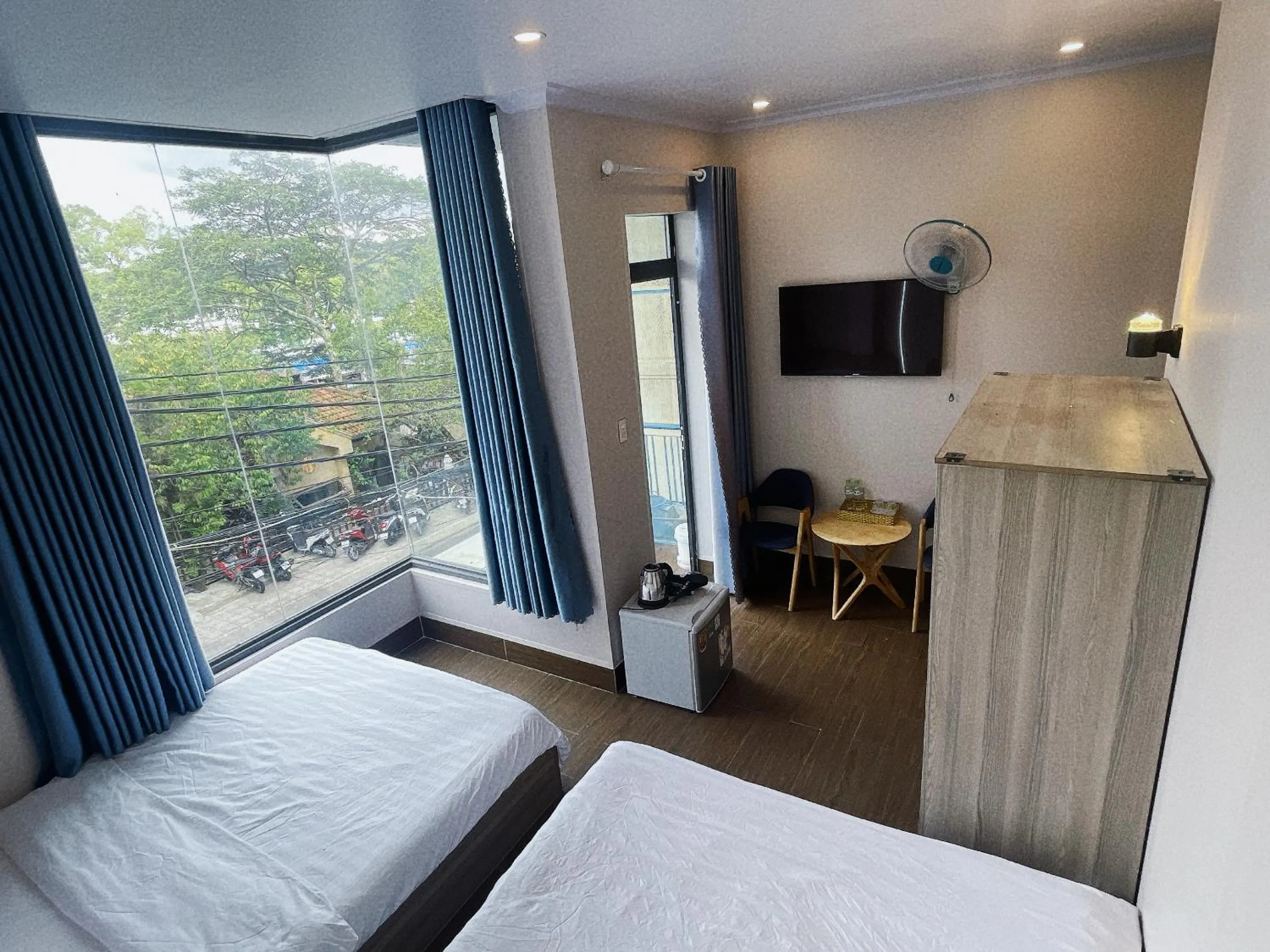 Photo of the whole room, Bed in NA NI