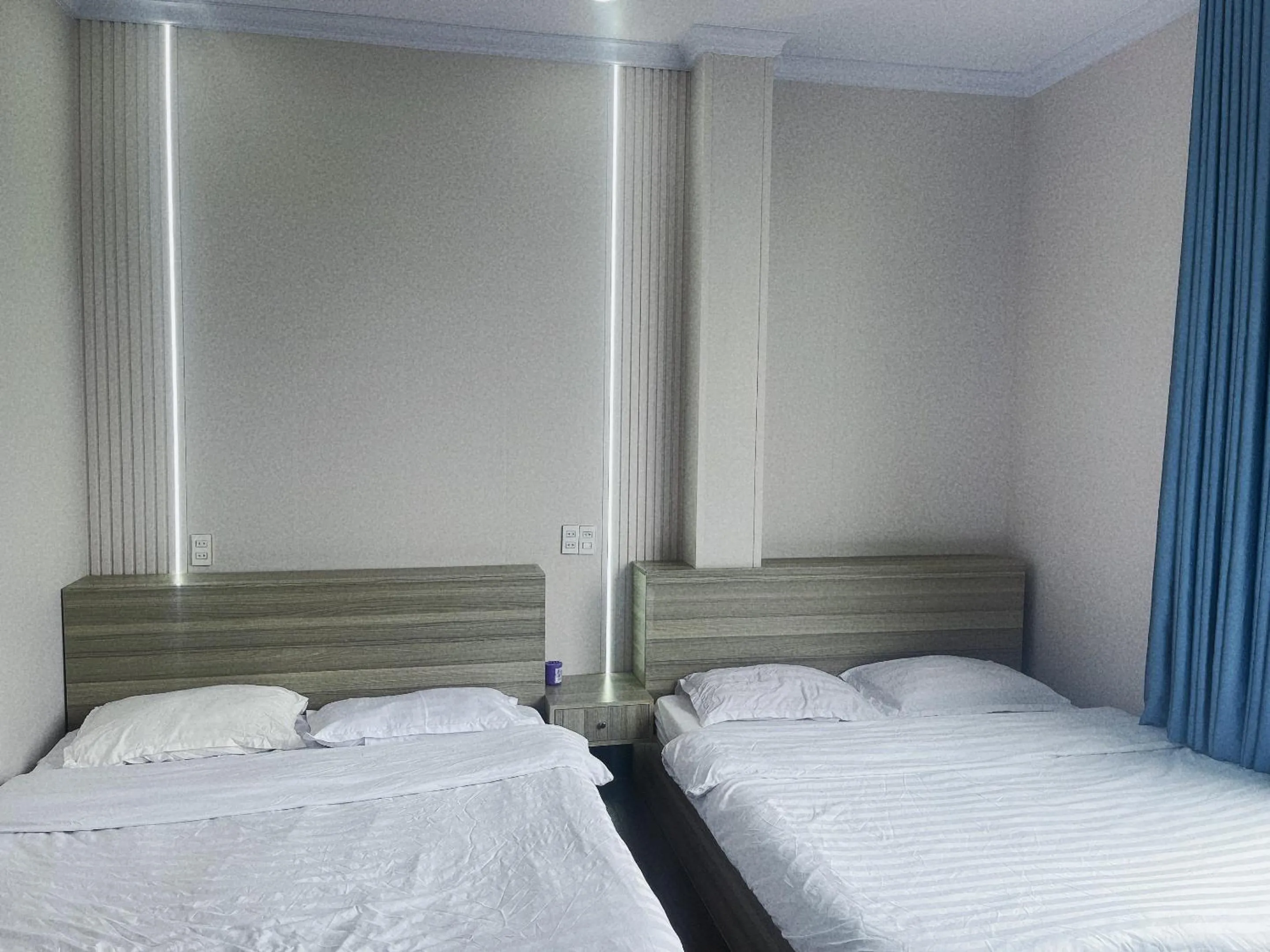 Photo of the whole room, Bed in NA NI