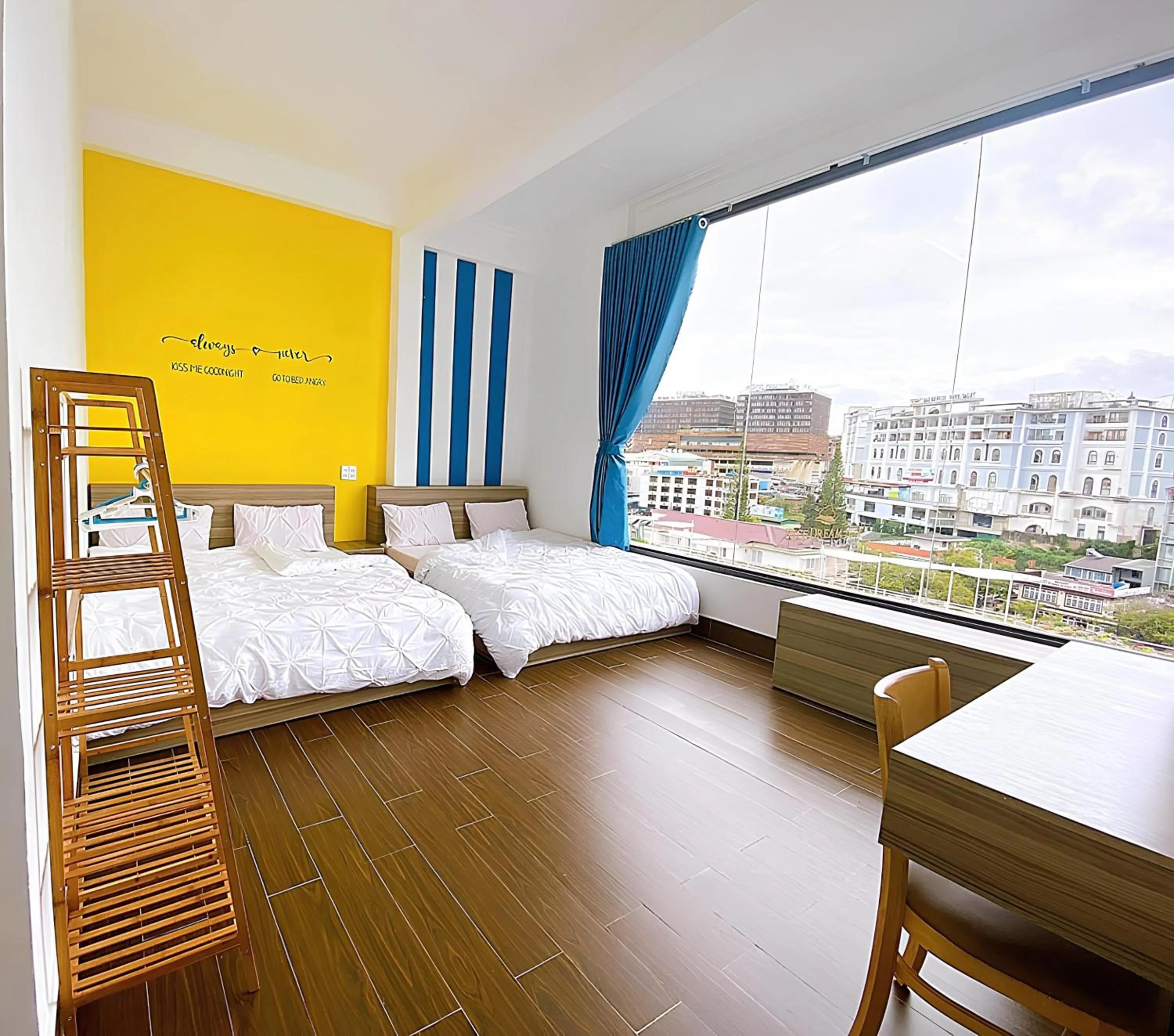 Photo of the whole room, Bed in NA NI