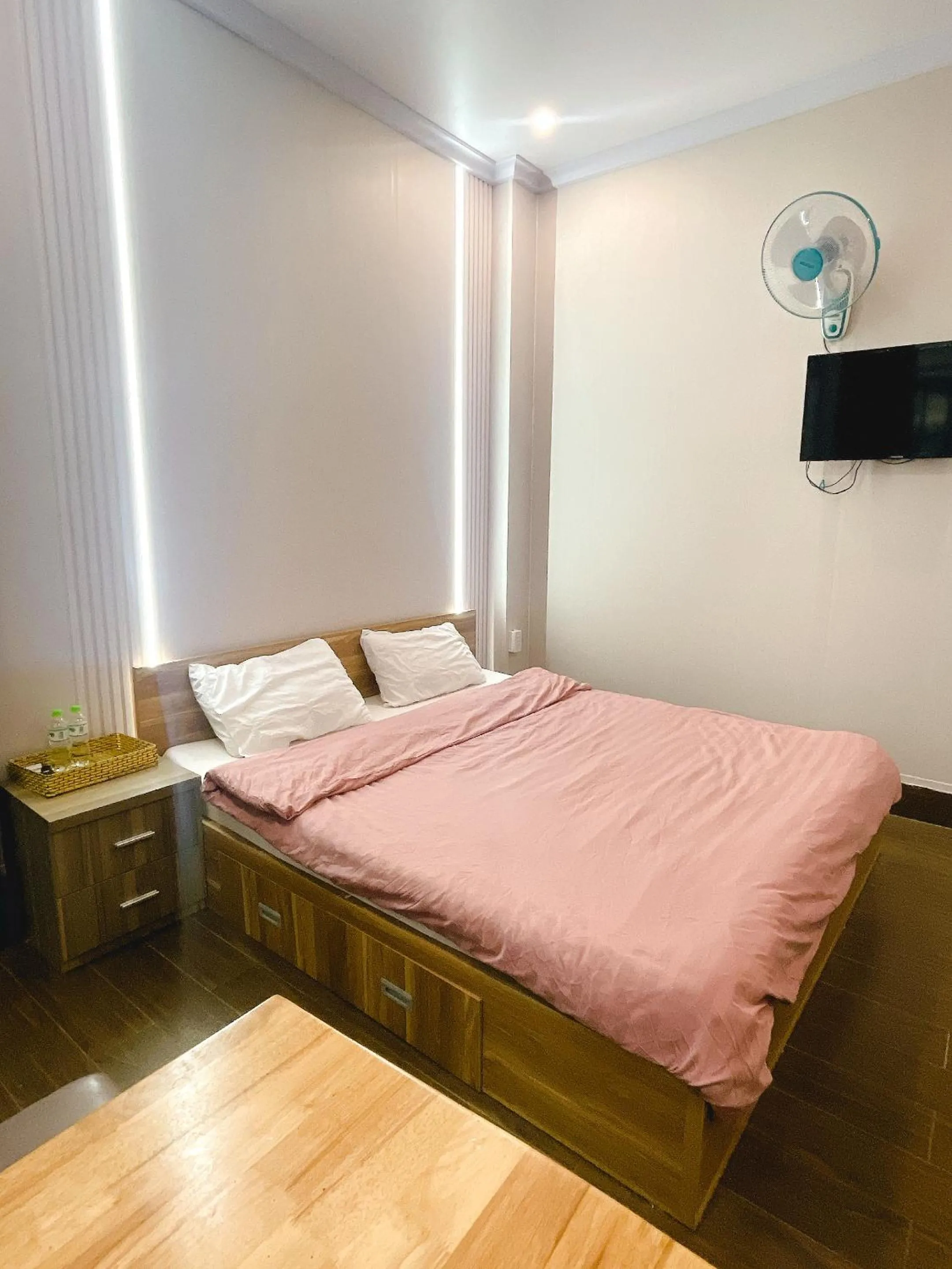 Photo of the whole room, Bed in NA NI