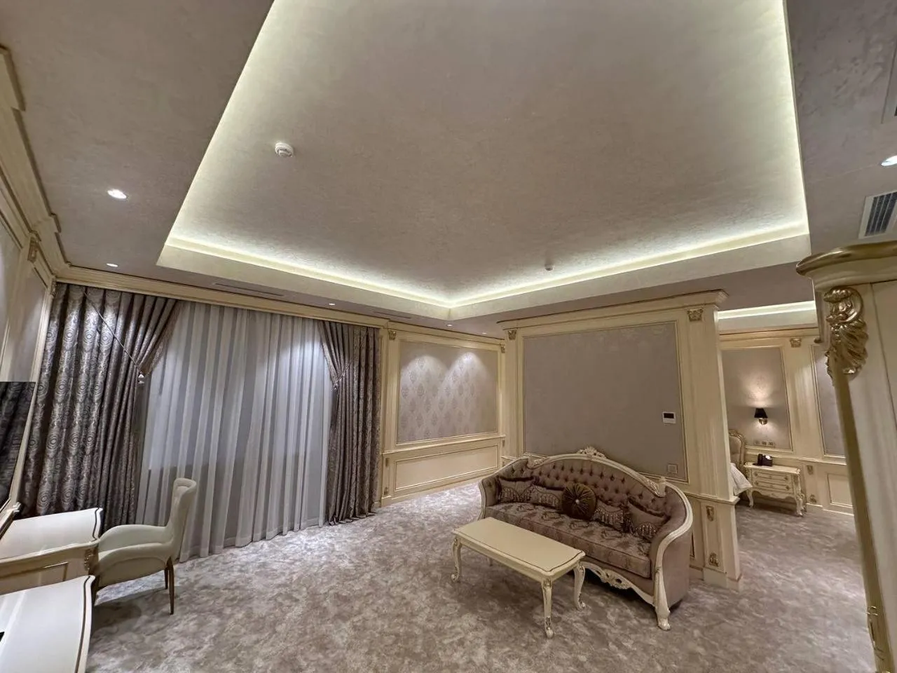 Living room, Bed in FRANKFORT Expo Hotel