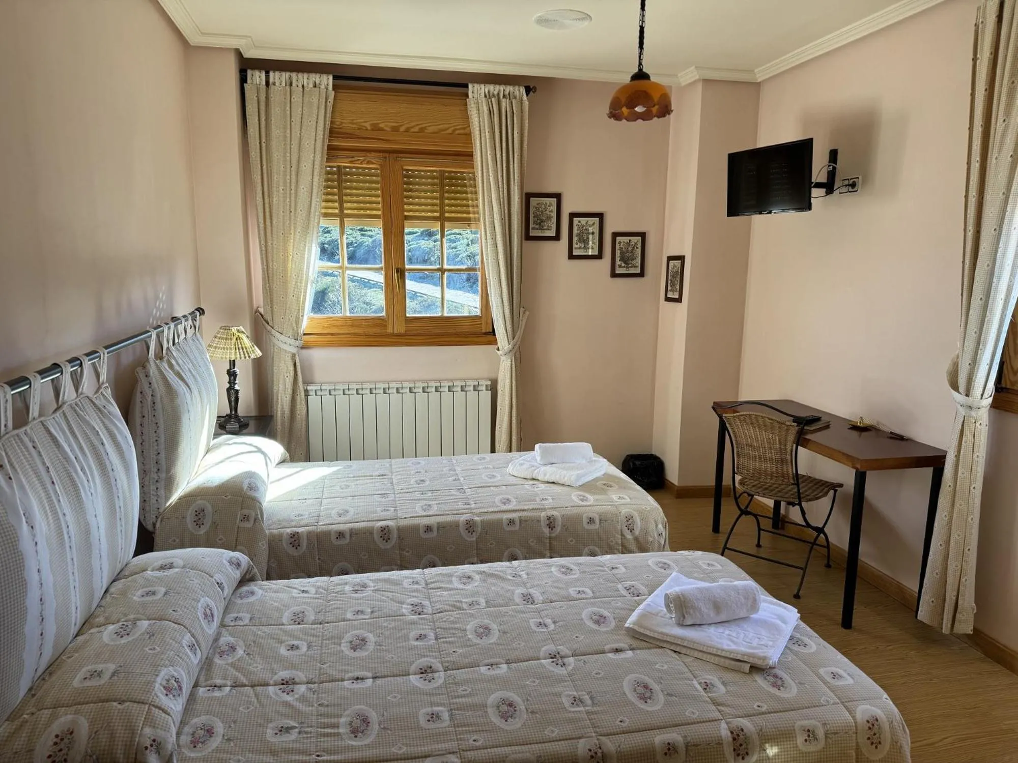 View (from property/room), Bed in Hotel Pico Espiguete