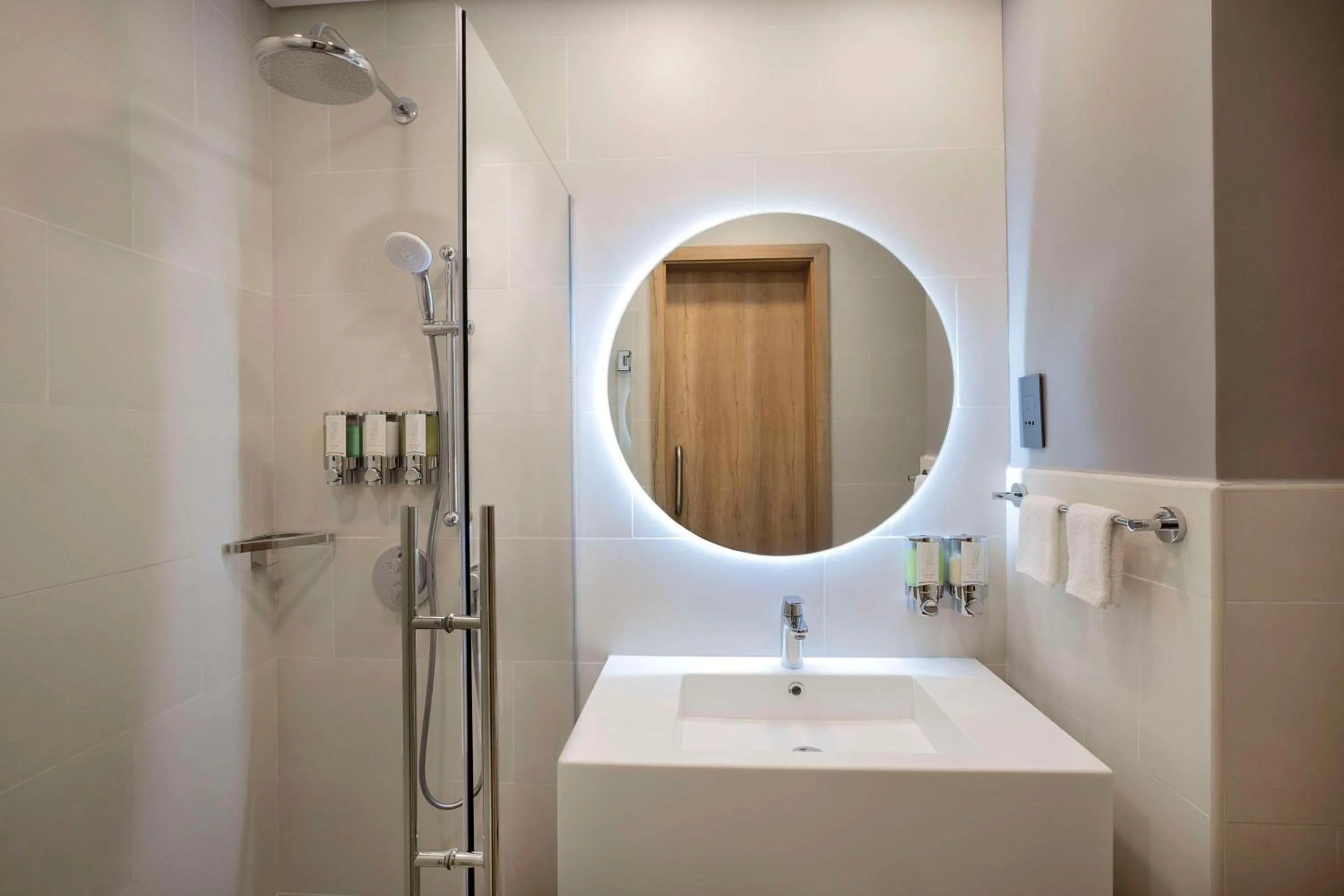 Bathroom in Hampton by Hilton Sharma NEOM Community 1