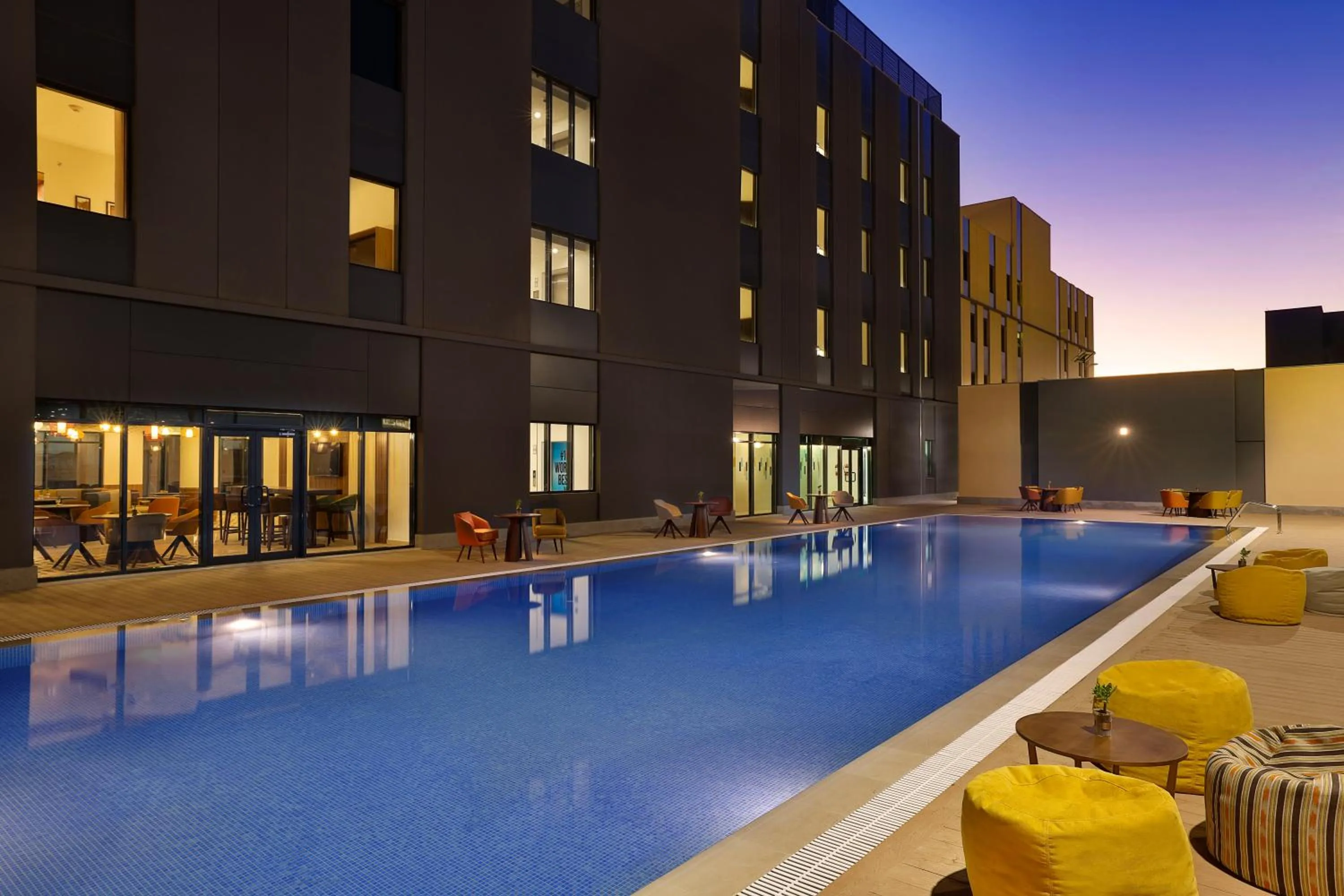 Swimming pool in Hampton by Hilton Sharma NEOM Community 1