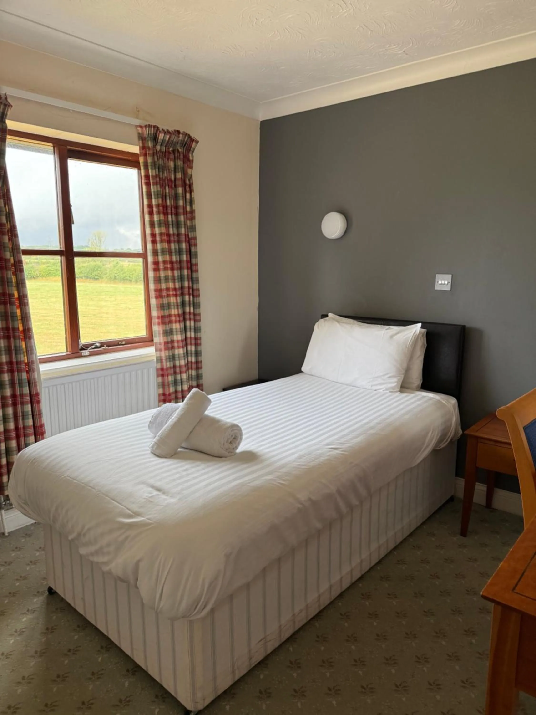 Bedroom, Bed in Marsh Farm Hotel