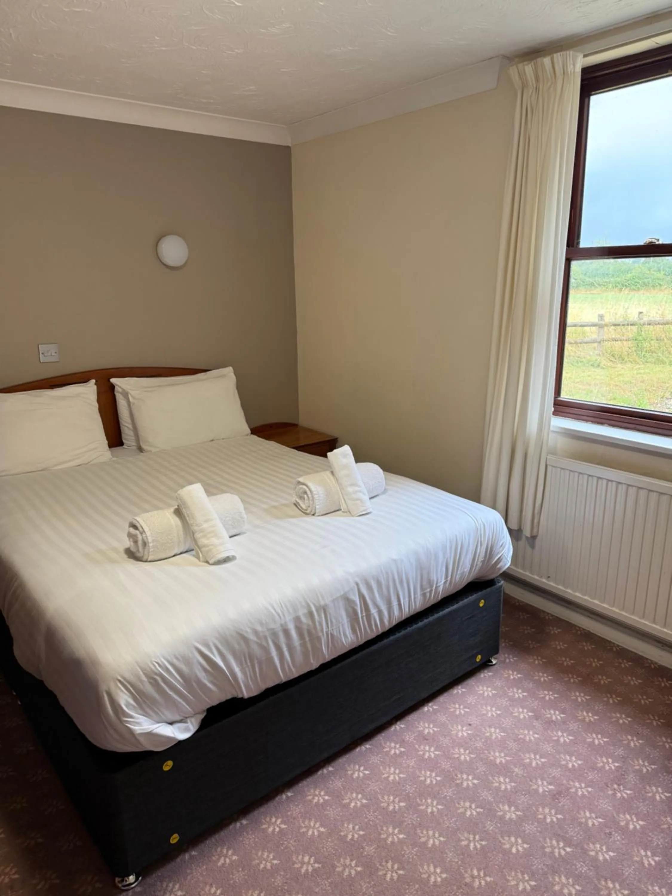 Photo of the whole room, Bed in Marsh Farm Hotel