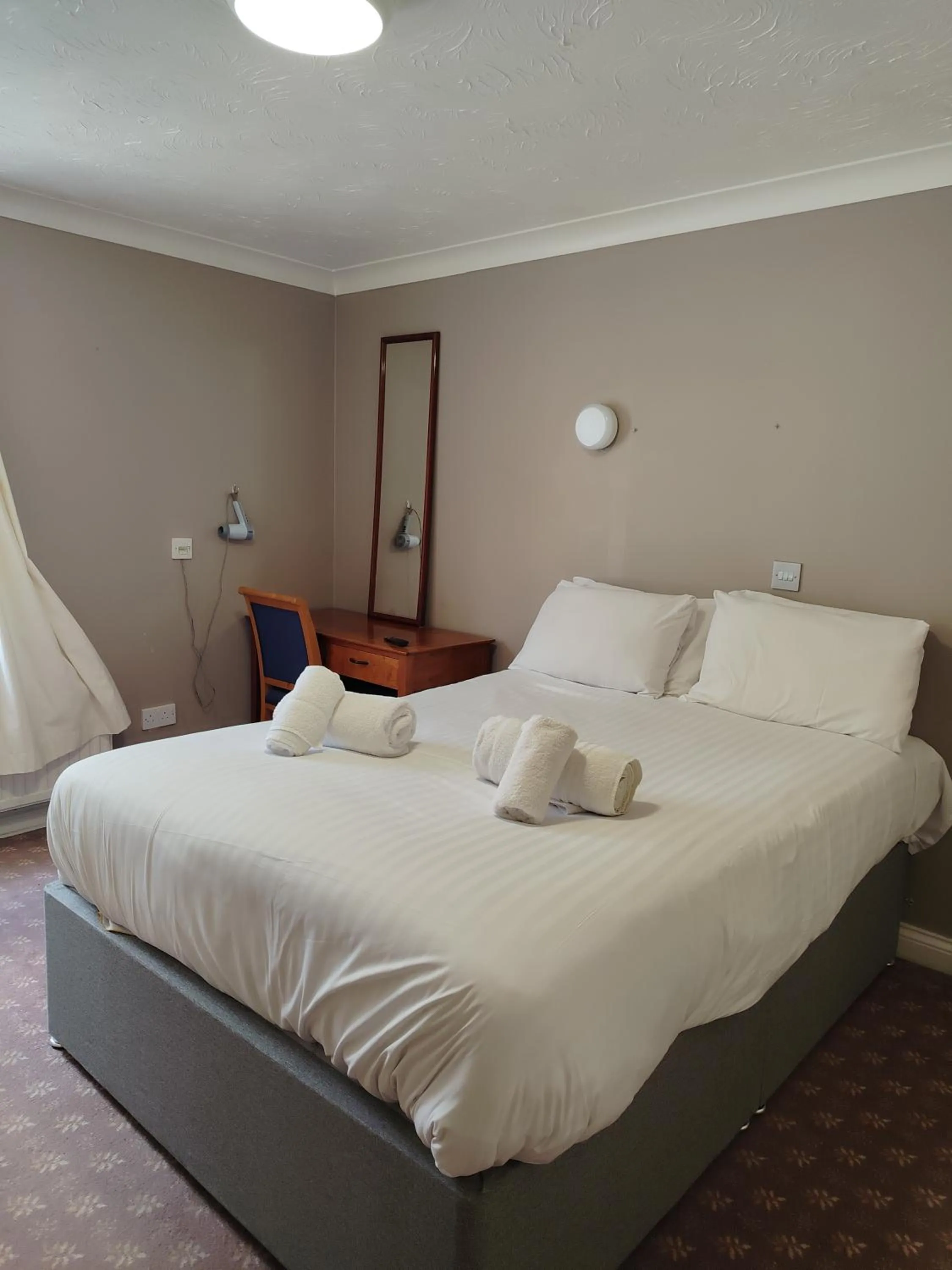 Photo of the whole room, Bed in Marsh Farm Hotel