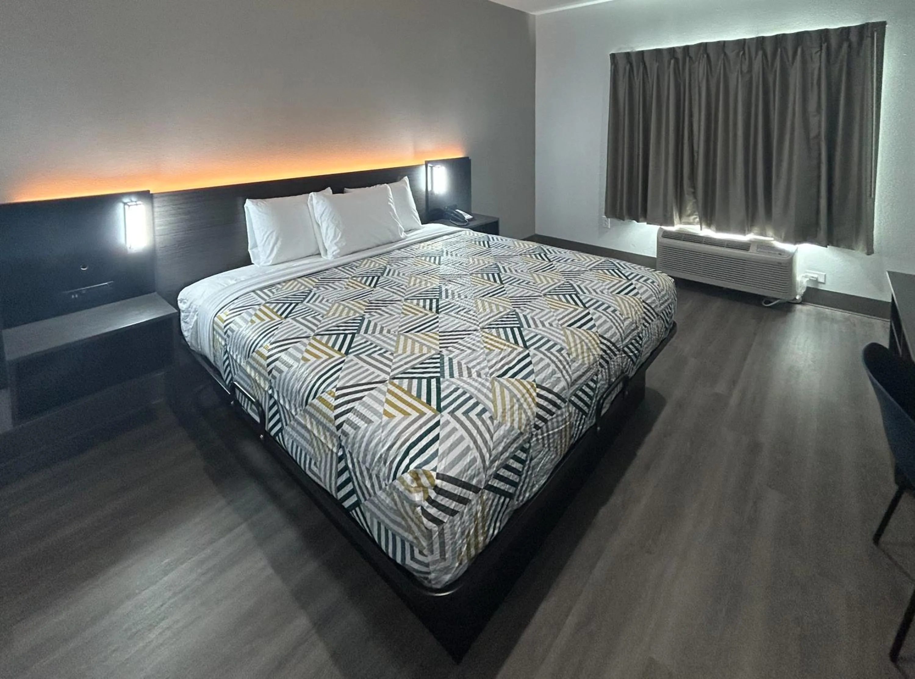 Bedroom, Bed in Motel 6 Dallas, TX Methodist Charlton Medical Ctr