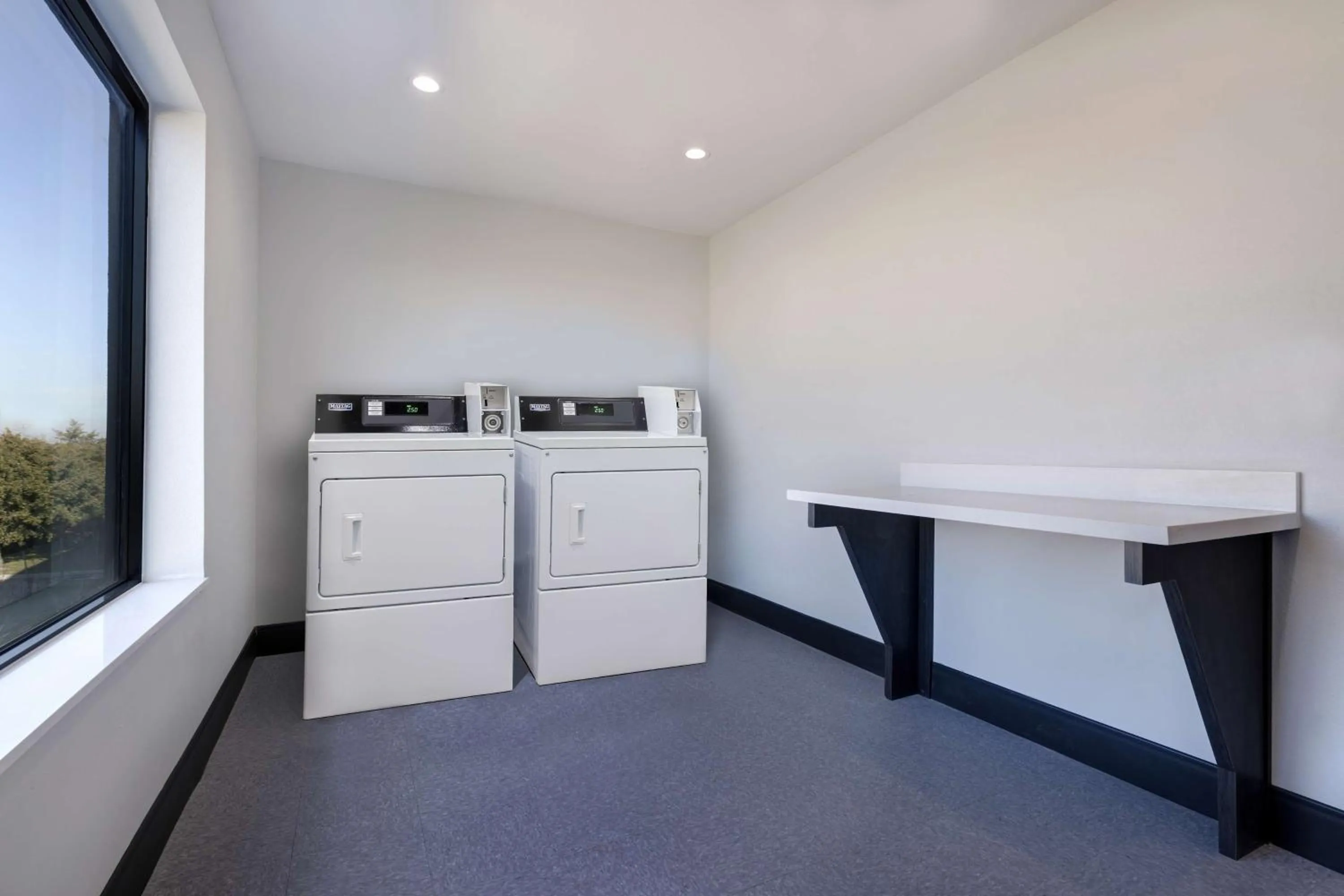 Property building in Motel 6 Dallas, TX Methodist Charlton Medical Ctr