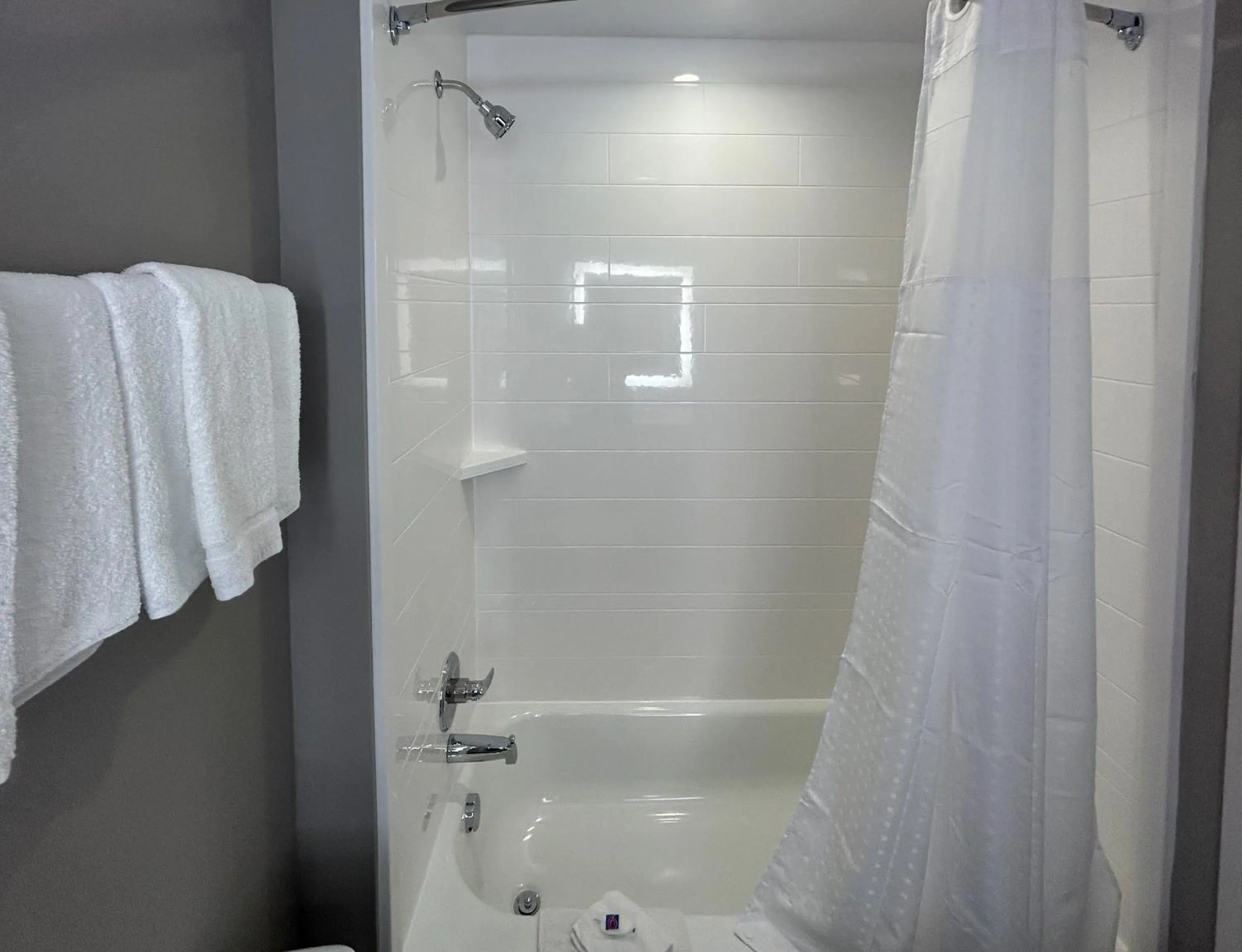 Shower in Motel 6 Dallas, TX Methodist Charlton Medical Ctr