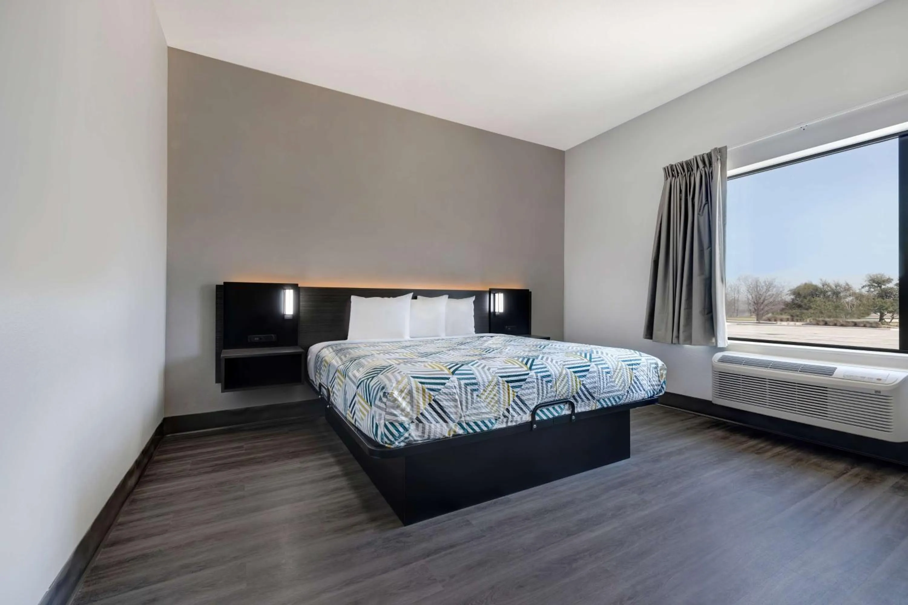 Bedroom, Bed in Motel 6 Dallas, TX Methodist Charlton Medical Ctr