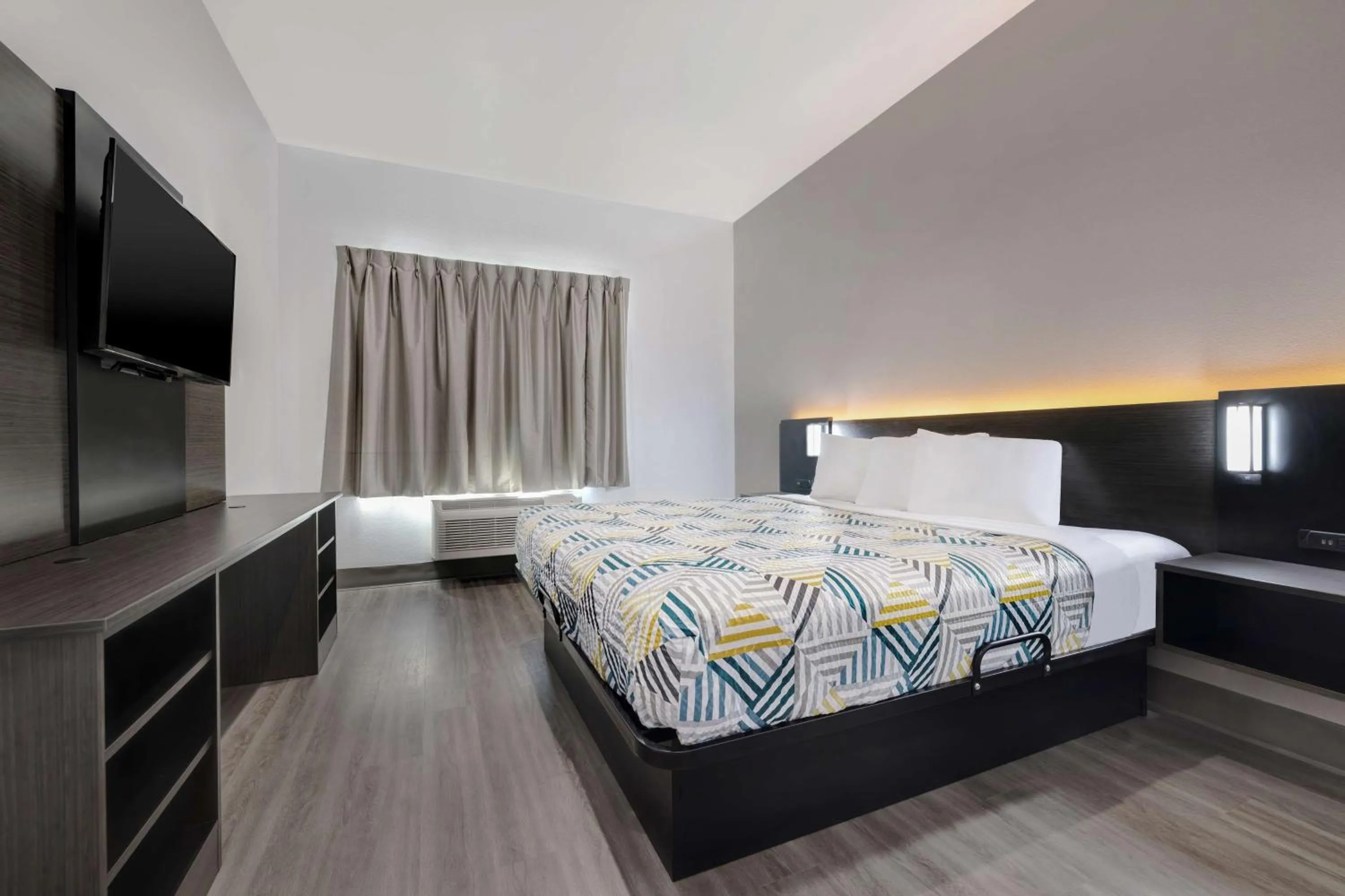 Bedroom, Bed in Motel 6 Dallas, TX Methodist Charlton Medical Ctr