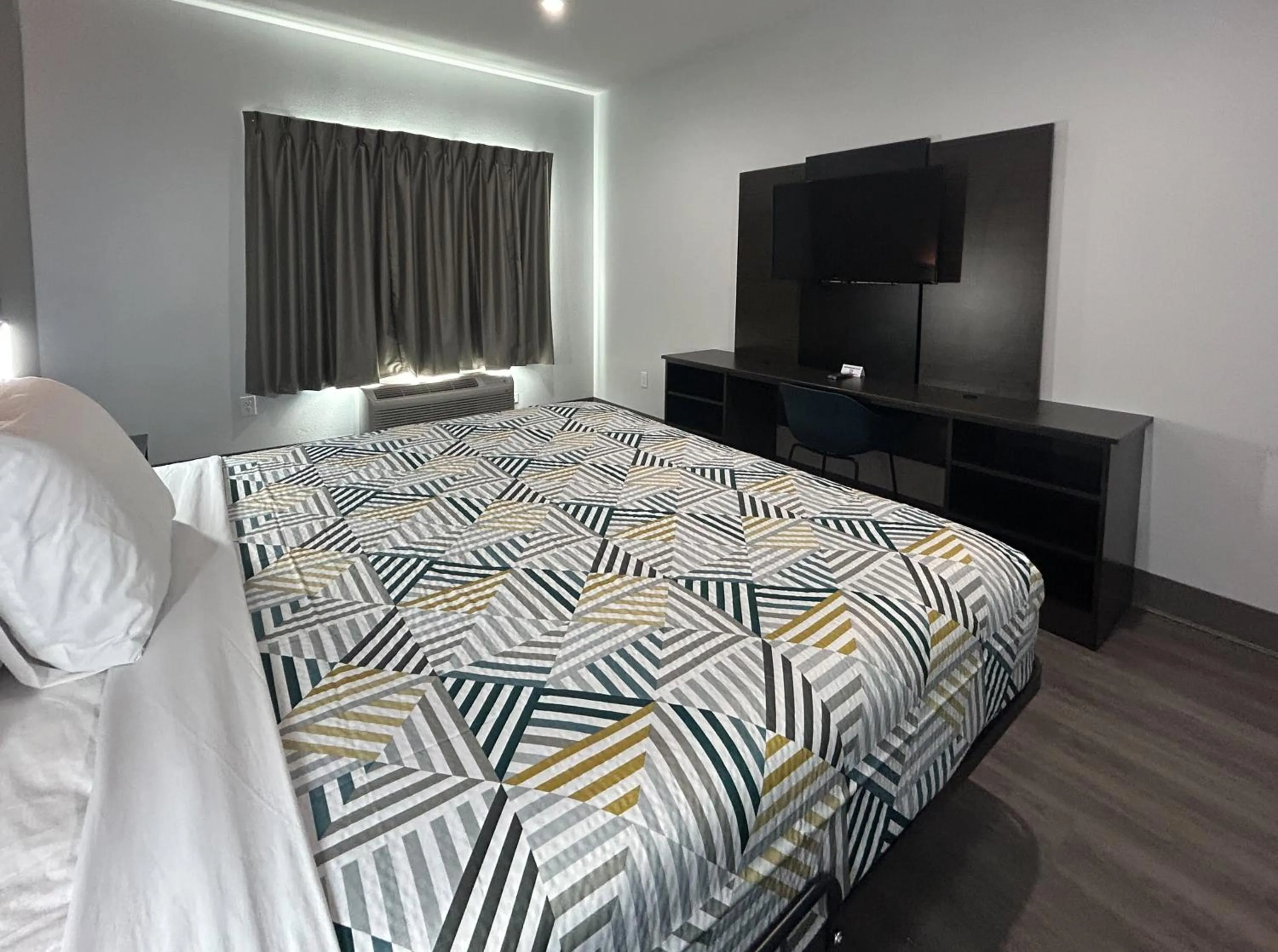 Bedroom, Bed in Motel 6 Dallas, TX Methodist Charlton Medical Ctr