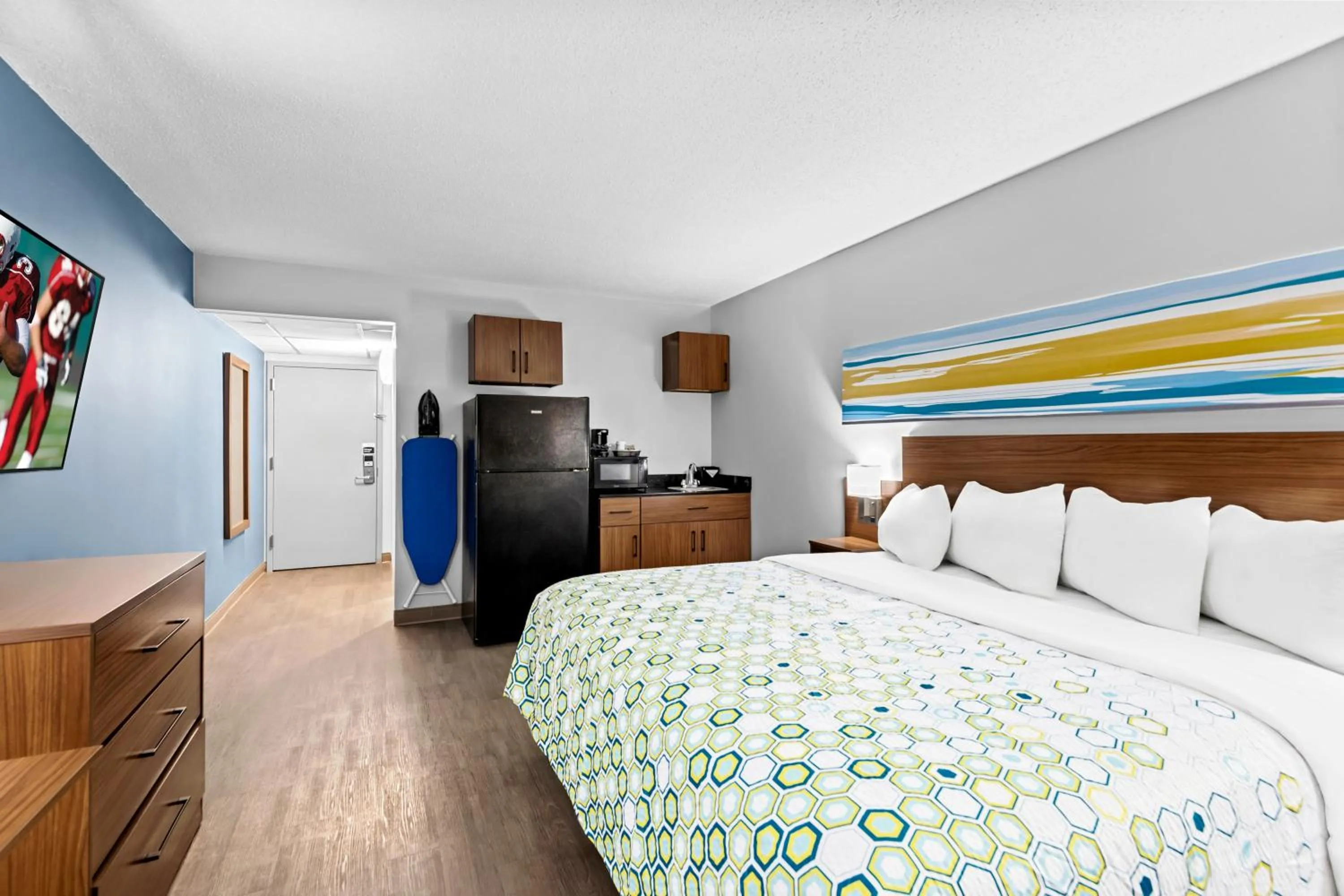 Photo of the whole room, Bed in HomeTowne Studios by Red Roof & Conference Center Cortland