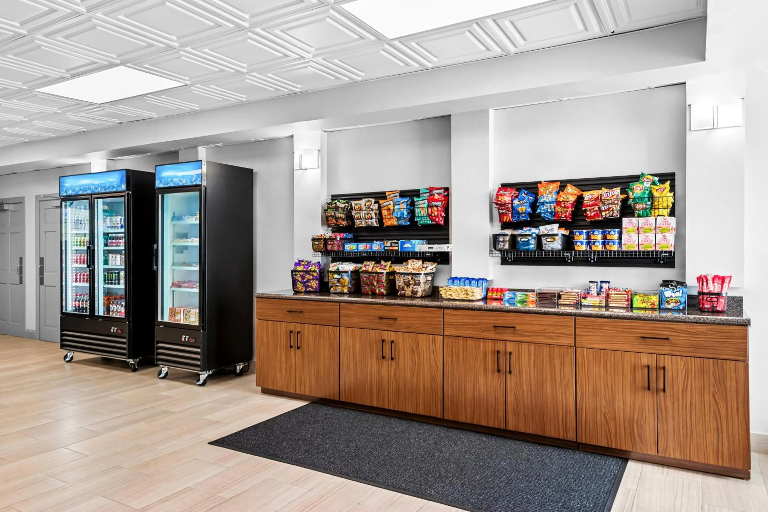 Restaurant/places to eat in HomeTowne Studios by Red Roof & Conference Center Cortland