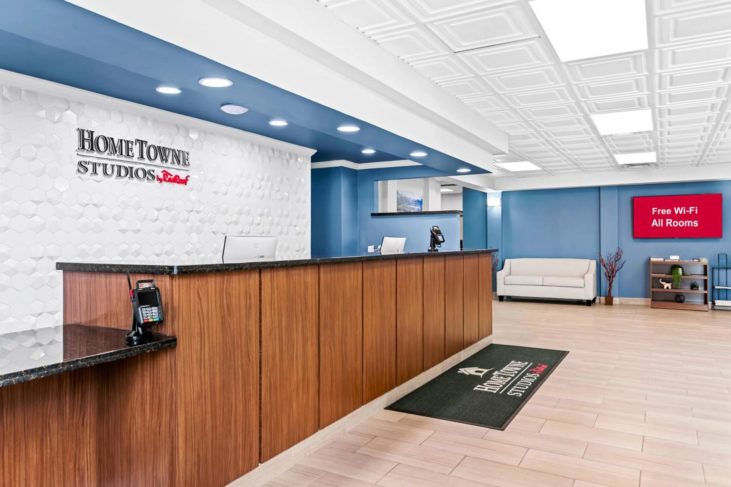 Lobby or reception in HomeTowne Studios by Red Roof & Conference Center Cortland