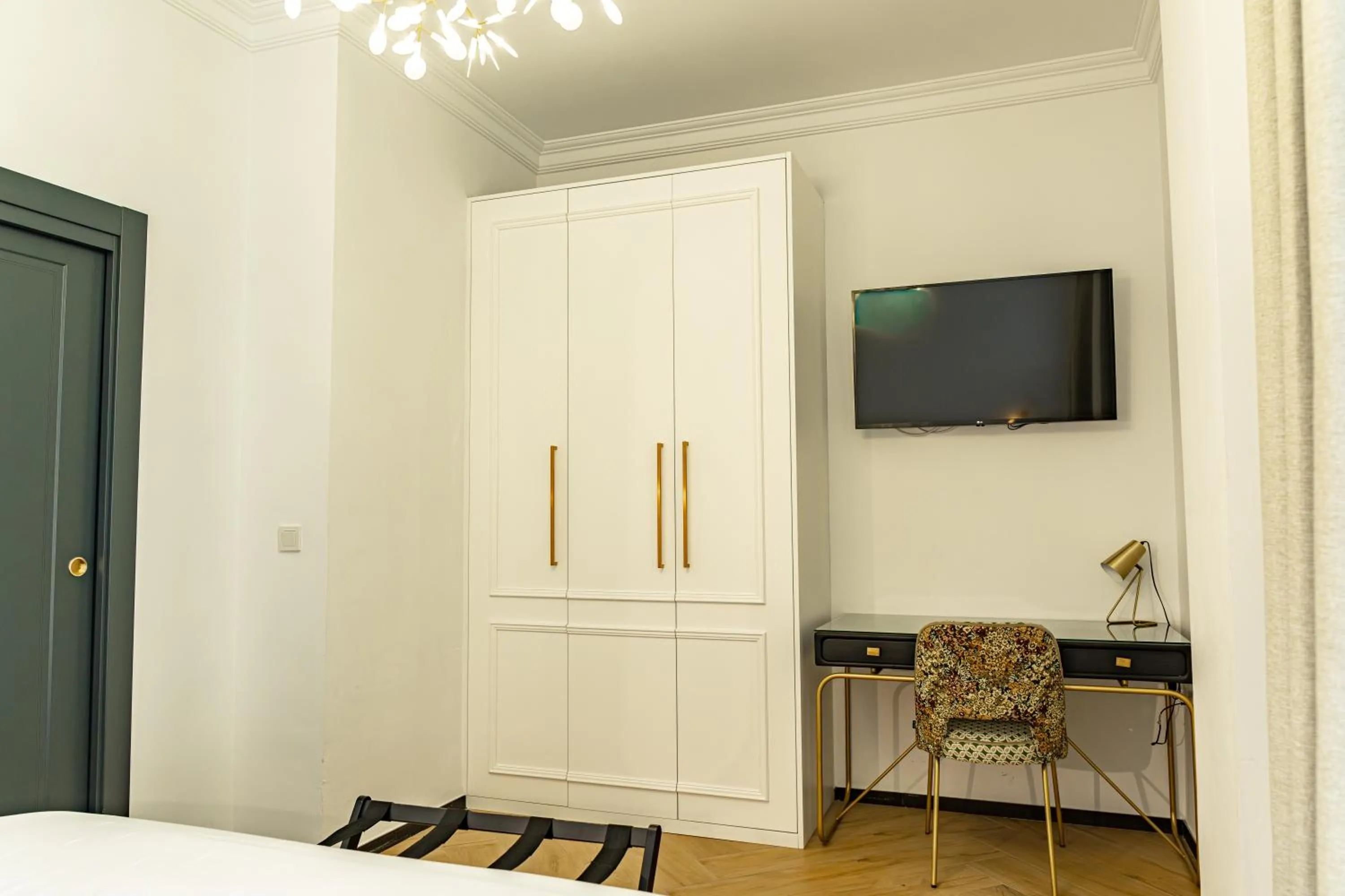 wardrobe, Bed in Bubaqia House - Suites Boutique