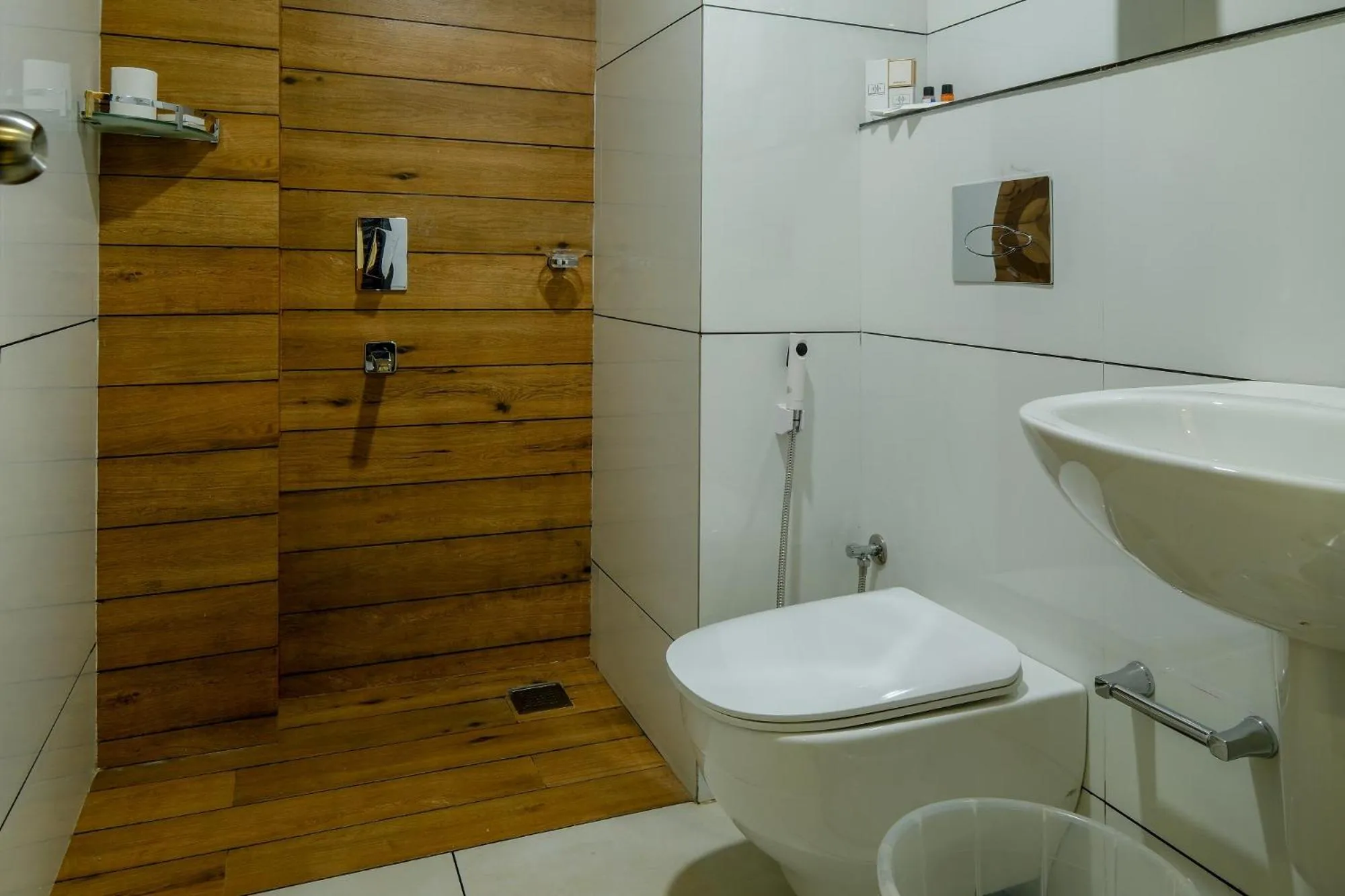 Shower in The Heartland Business Hotel