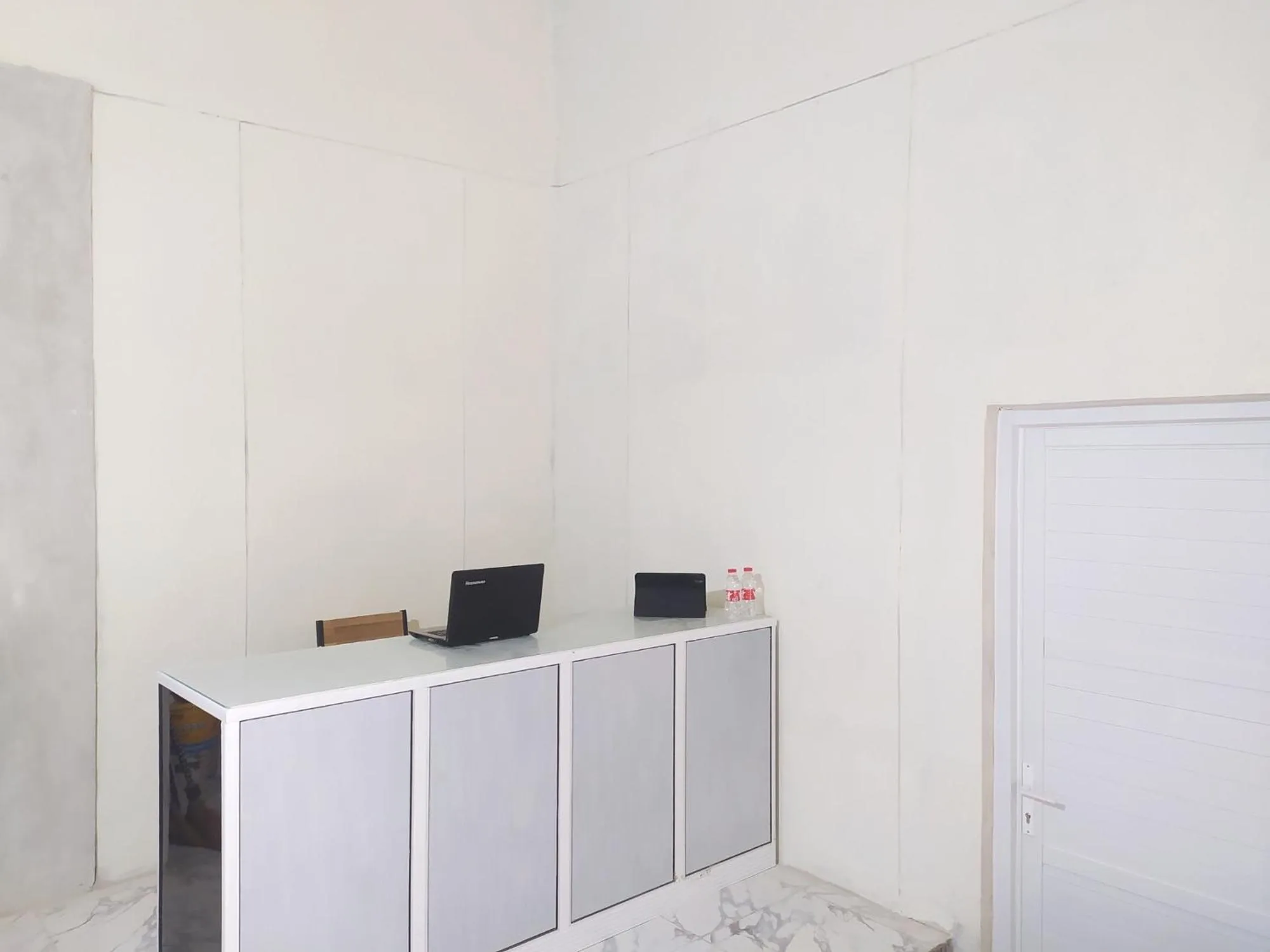 Lobby or reception in RedDoorz Syariah near Exit Tol Bojong Pekalongan